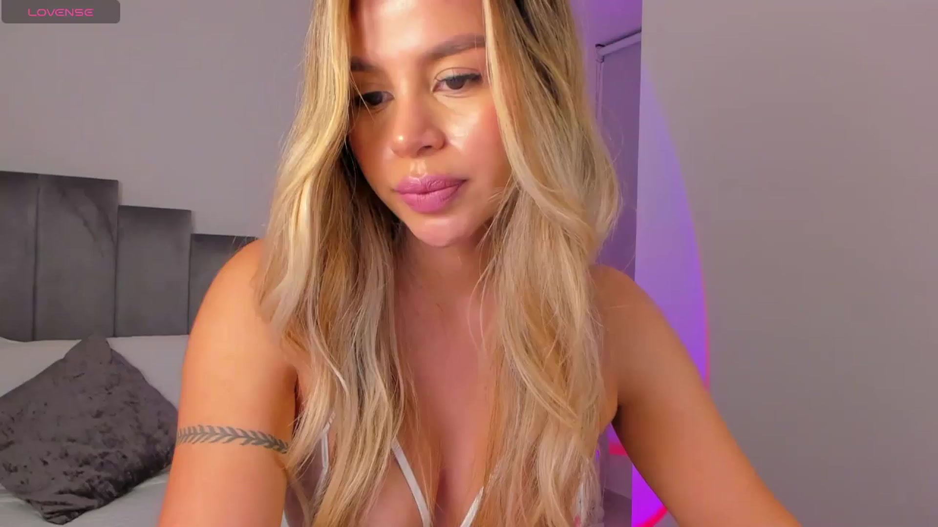 Gallery image thumbnail from C_a_n_d_y's myfreecams stream on, 09/03/2024, 02:08 image 1 of 20