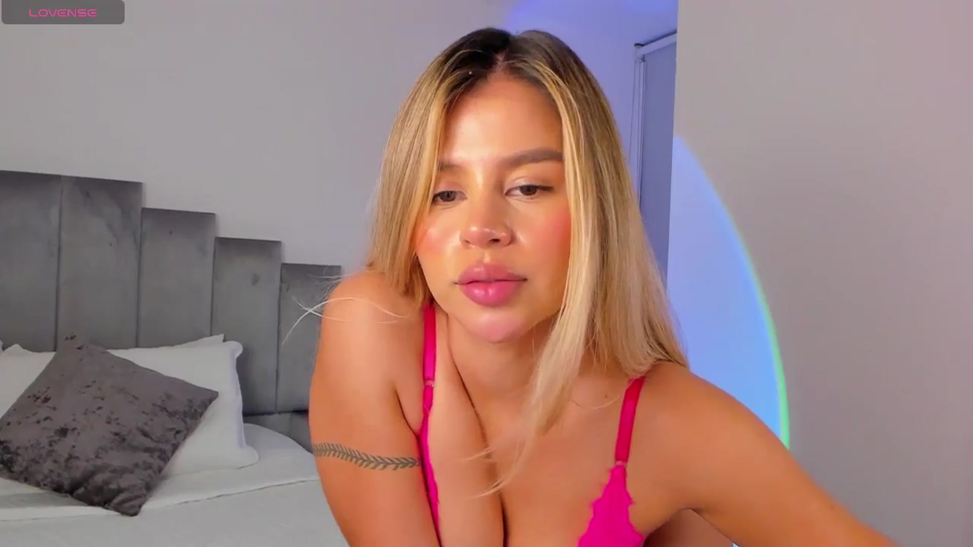 Gallery image thumbnail from C_a_n_d_y's myfreecams stream on, 09/10/2024, 03:35 image 18 of 20