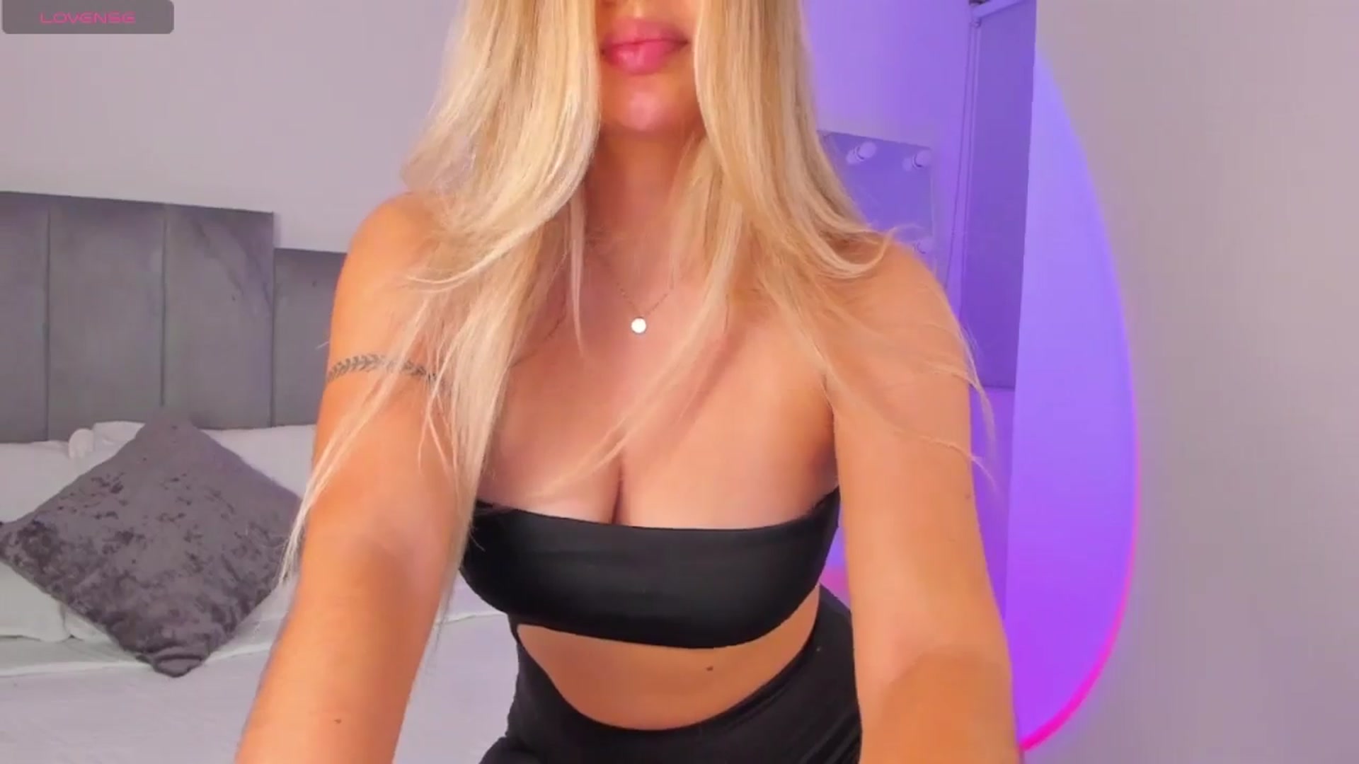 Gallery image thumbnail from C_a_n_d_y's myfreecams stream on, 09/12/2024, 24:01 image 9 of 20