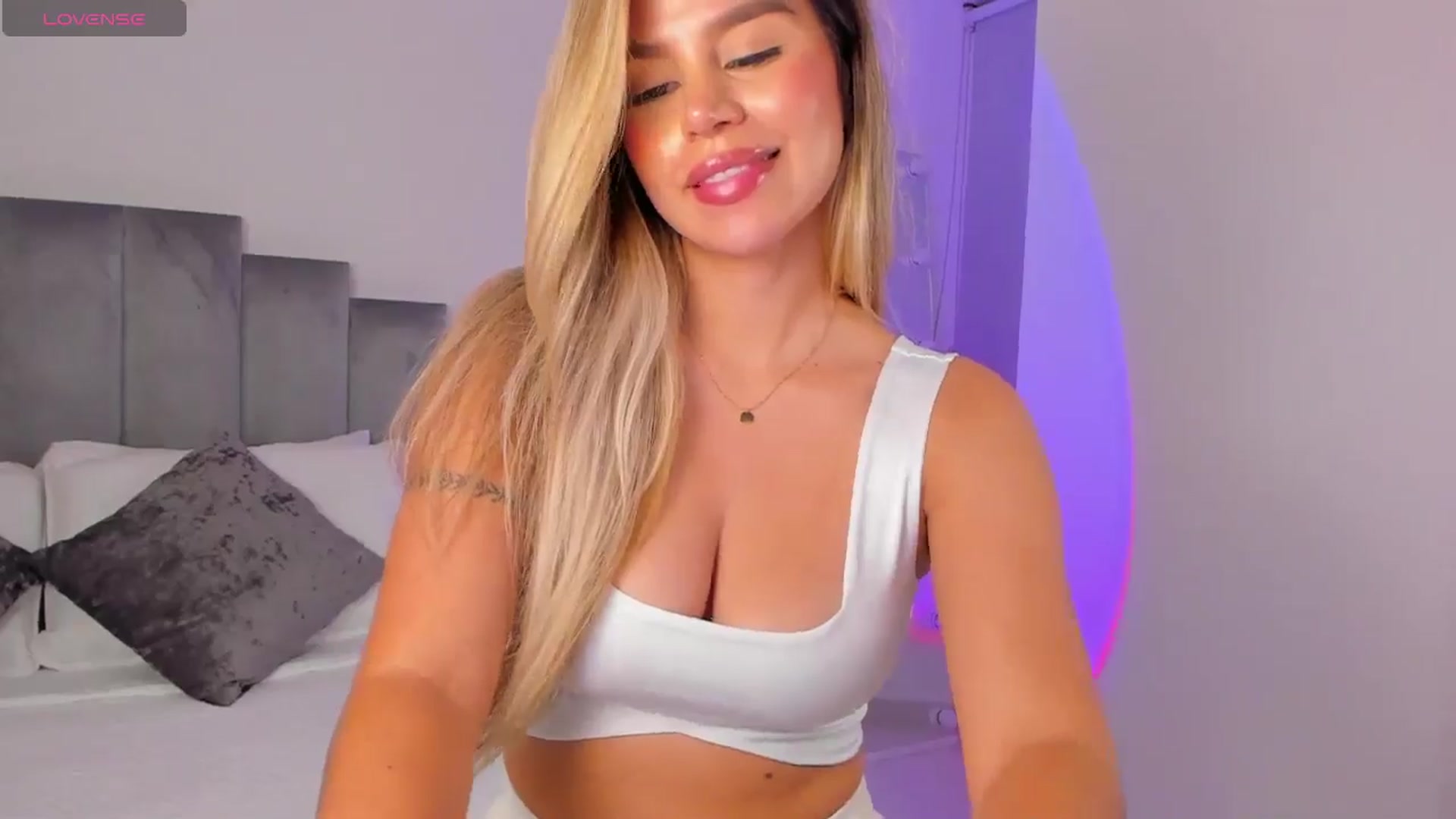 Gallery image thumbnail from C_a_n_d_y's myfreecams stream on, 09/12/2024, 02:58 image 11 of 20