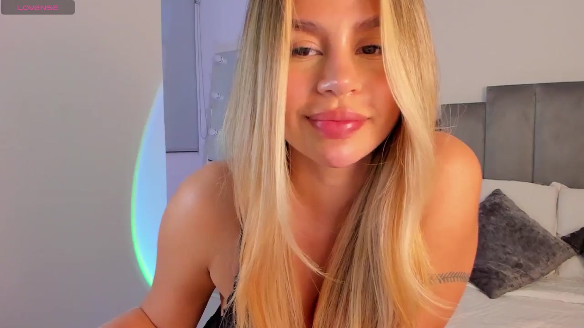 Gallery image thumbnail from C_a_n_d_y's myfreecams stream on, 02/11/2025, 04:34 image 10 of 20