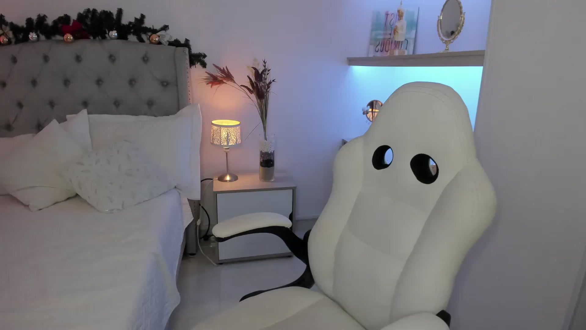 Gallery image thumbnail from C_a_t_a_'s myfreecams stream on, 12/16/2022, 12:27 image 7 of 20