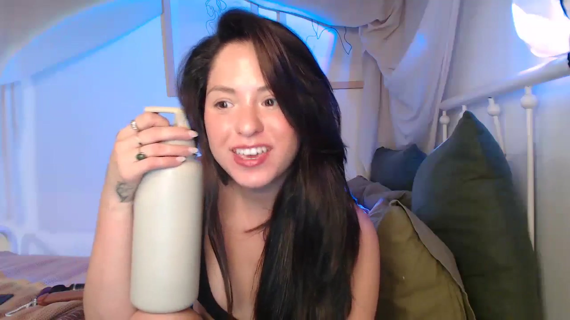 Gallery image thumbnail from CaItlinnn_'s myfreecams stream on, 04/02/2024, 24:37 image 17 of 20