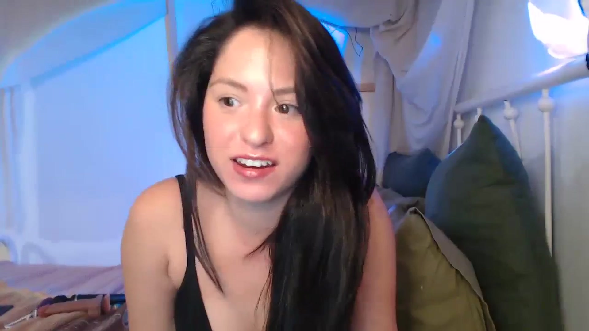 Gallery image thumbnail from CaItlinnn_'s myfreecams stream on, 04/02/2024, 24:37 image 16 of 20