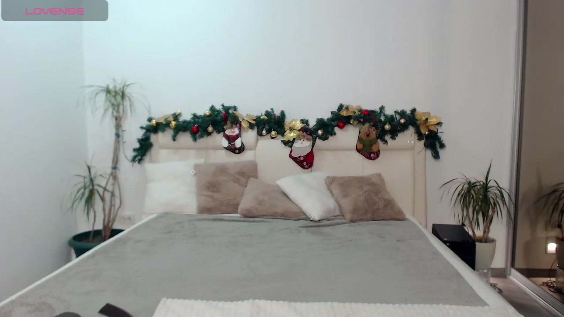 Gallery image thumbnail from CaLLmeJane_'s myfreecams stream on, 12/21/2024, 22:25 image 17 of 20