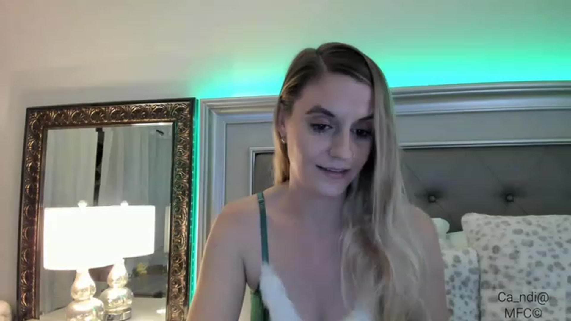 Gallery image thumbnail from Ca_ndi's myfreecams stream on, 12/25/2022, 15:38 image 7 of 20