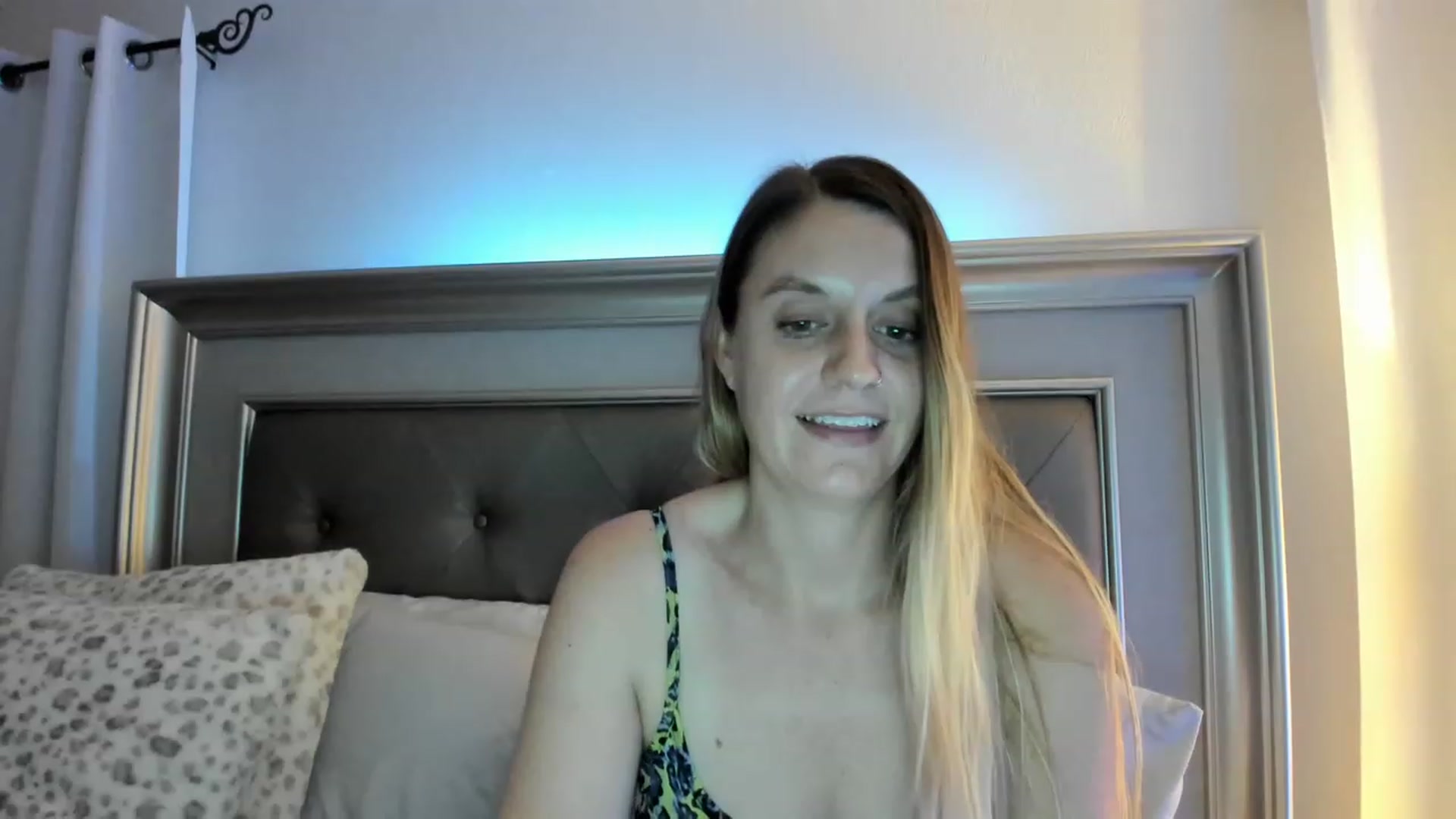 Gallery image thumbnail from Ca_ndi's myfreecams stream on, 03/14/2023, 24:33 image 3 of 20
