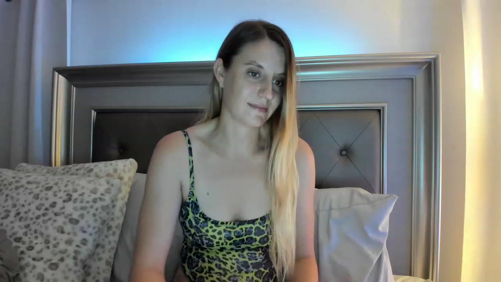 Gallery image thumbnail from Ca_ndi's myfreecams stream on, 03/14/2023, 24:33 image 15 of 20