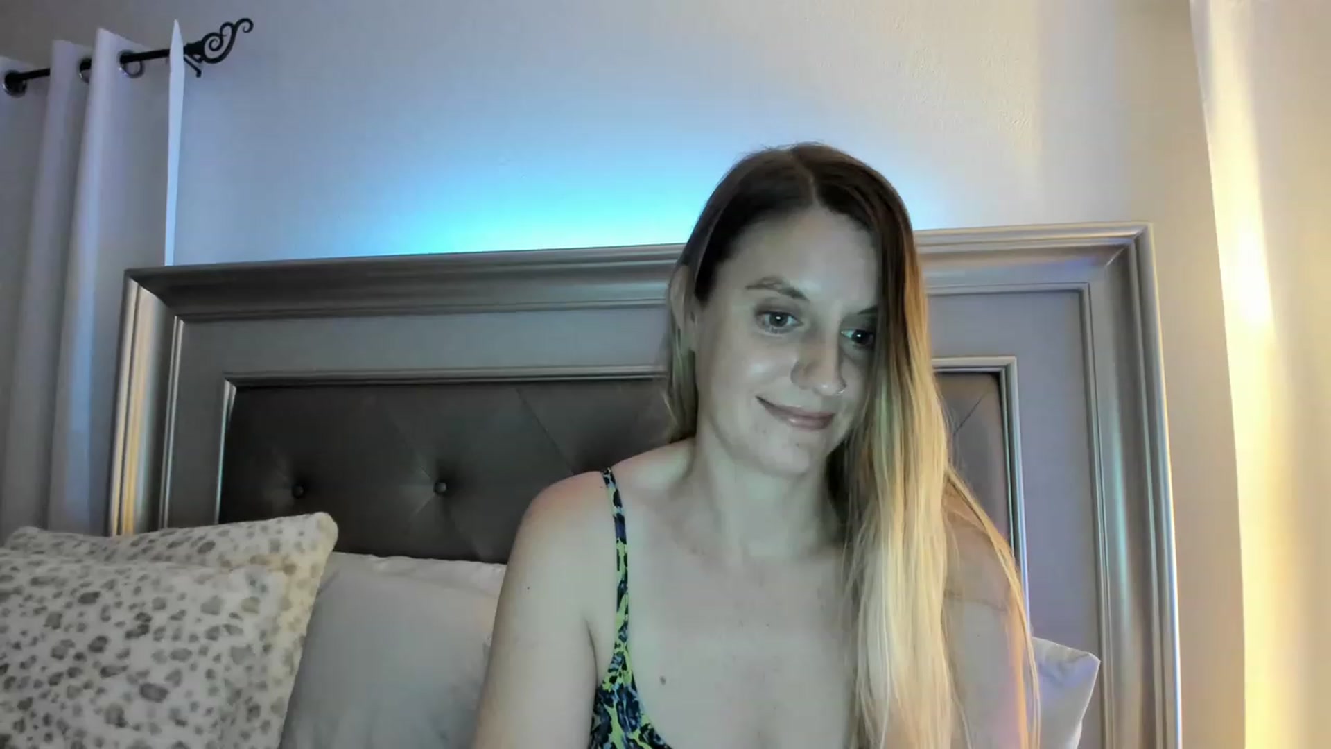 Gallery image thumbnail from Ca_ndi's myfreecams stream on, 03/14/2023, 24:33 image 4 of 20