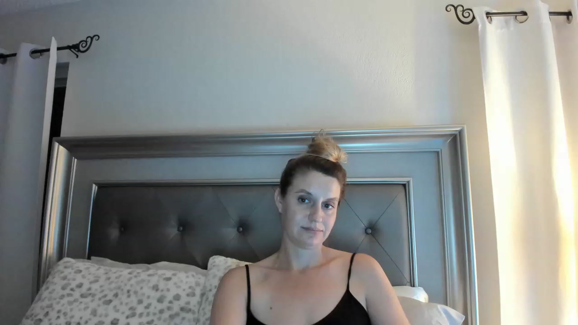 Gallery image thumbnail from Ca_ndi's myfreecams stream on, 03/17/2023, 01:45 image 6 of 20