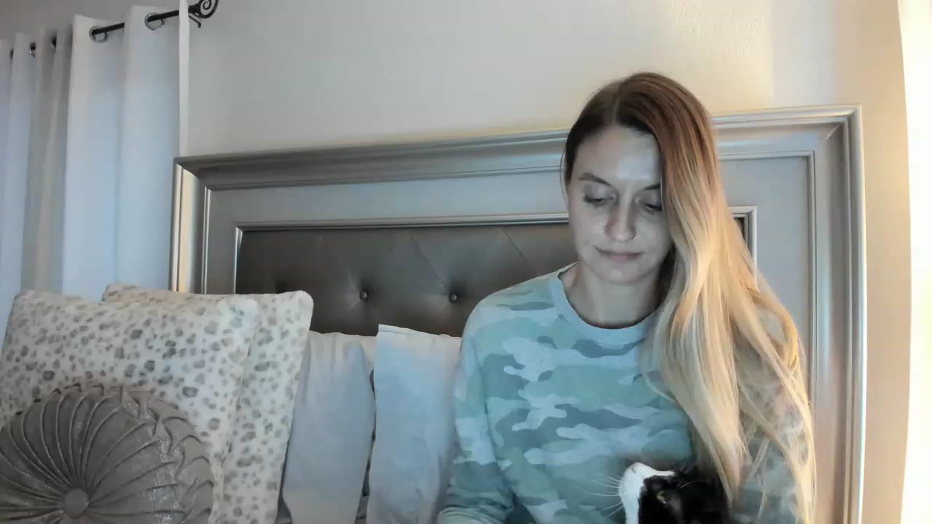 Gallery image thumbnail from Ca_ndi's myfreecams stream on, 03/22/2023, 24:03 image 1 of 20