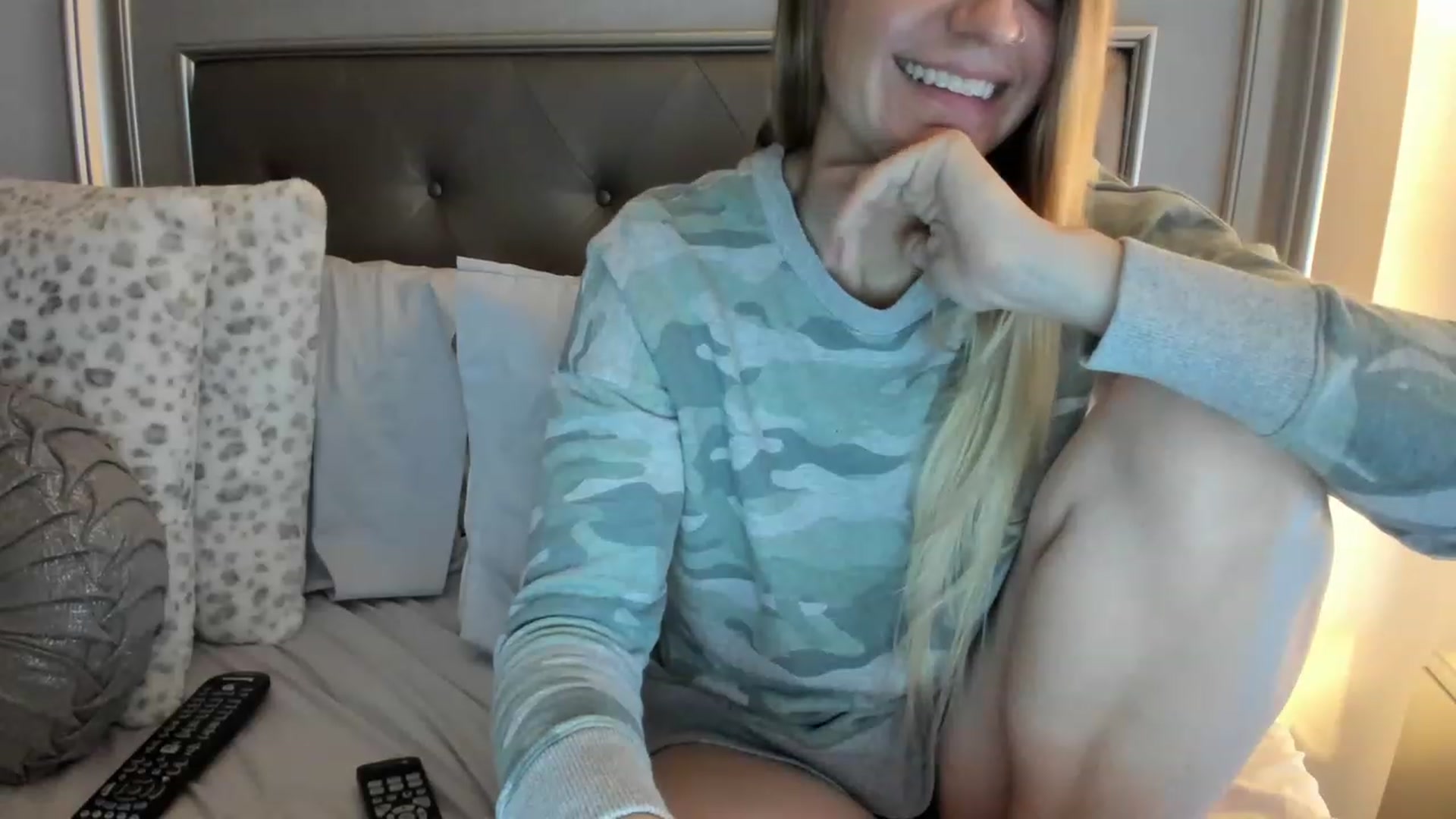 Gallery image thumbnail from Ca_ndi's myfreecams stream on, 03/22/2023, 24:23 image 6 of 20