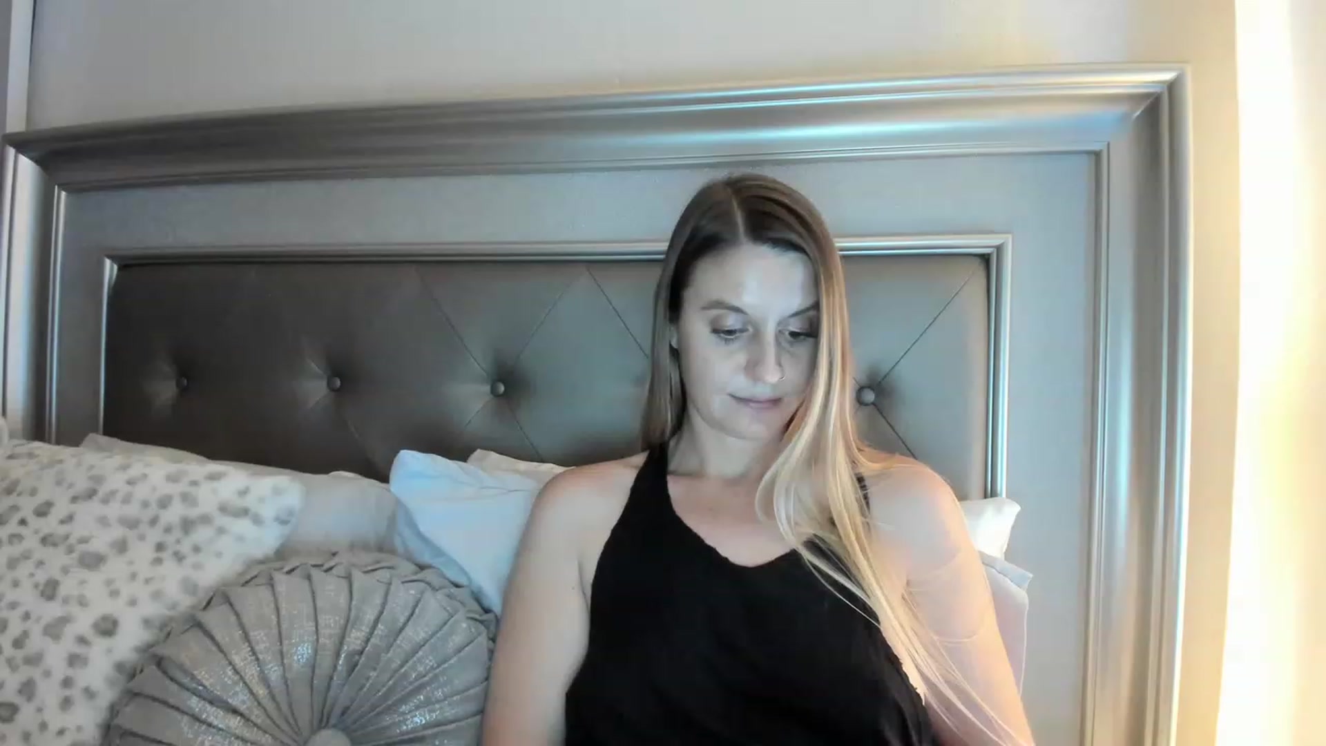Gallery image thumbnail from Ca_ndi's myfreecams stream on, 03/28/2023, 24:41 image 10 of 20
