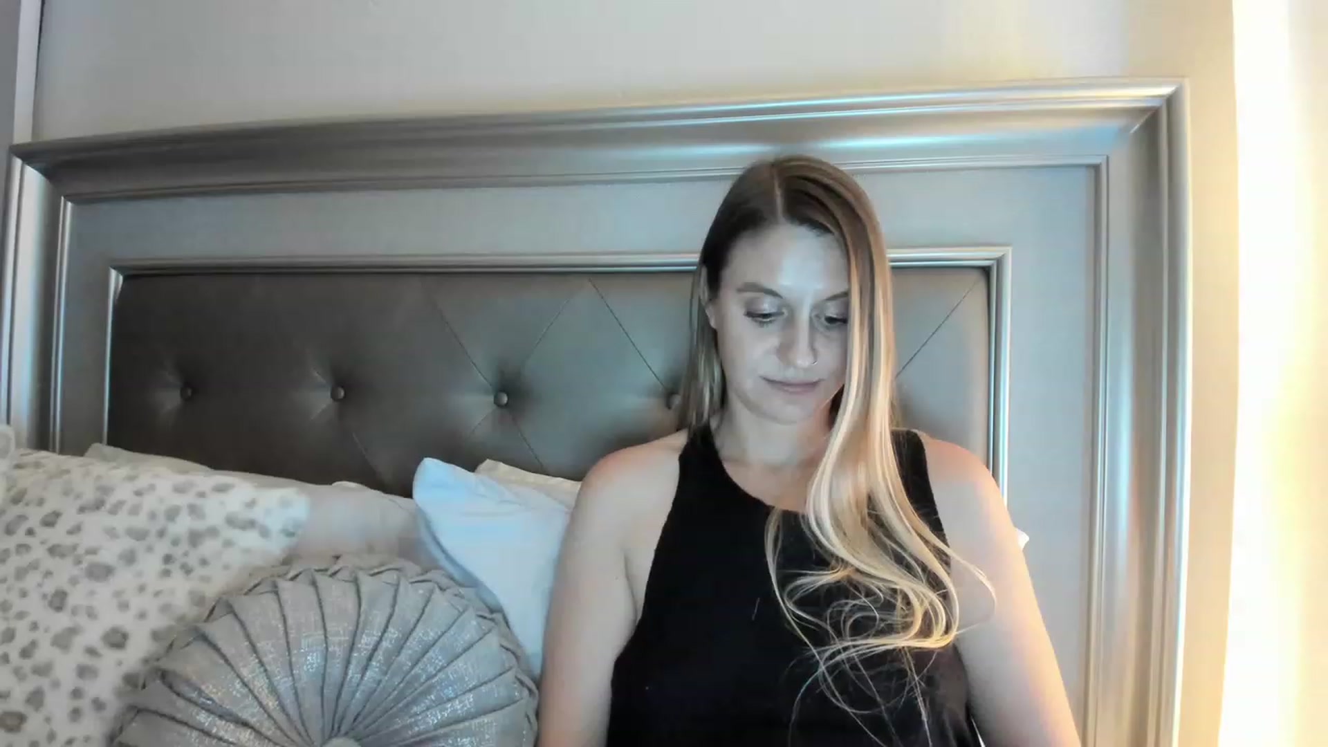 Gallery image thumbnail from Ca_ndi's myfreecams stream on, 03/28/2023, 24:41 image 17 of 20