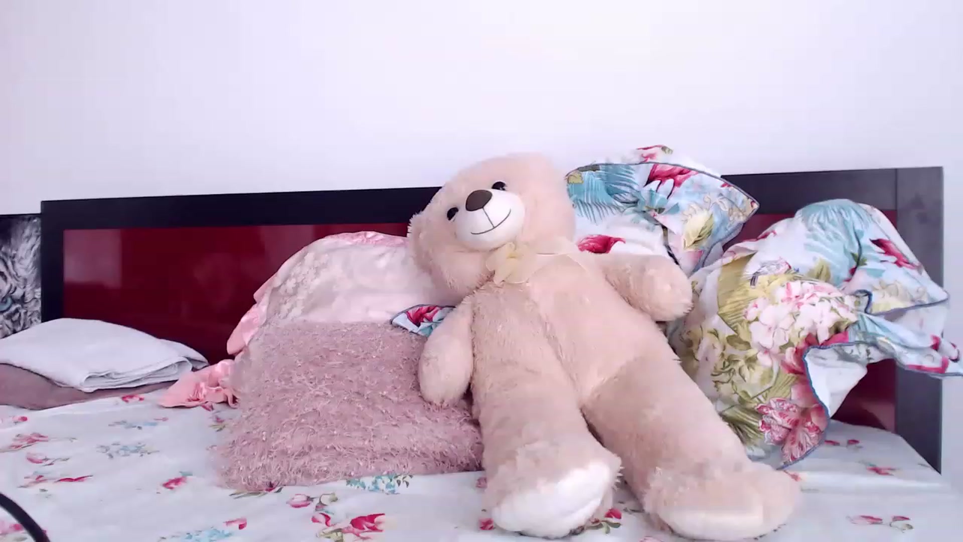 Gallery image thumbnail from CaffeeLatte's myfreecams stream on, 05/20/2023, 08:03 image 20 of 20