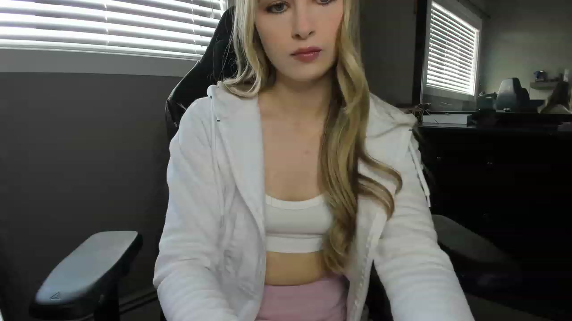 Gallery image thumbnail from CaliFleur's myfreecams stream on, 06/06/2023, 18:10 image 11 of 20