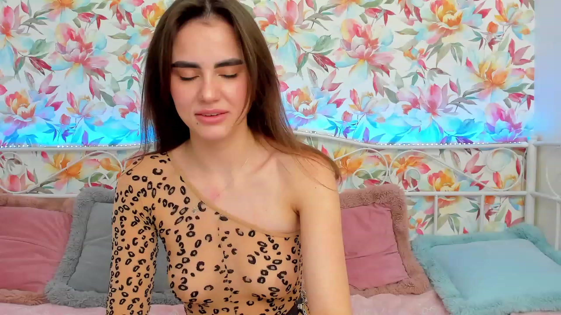 Gallery image thumbnail from CaliMoon's myfreecams stream on, 12/18/2023, 16:29 image 9 of 20
