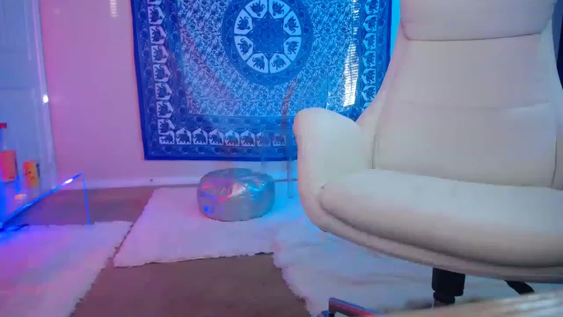 Gallery image thumbnail from CaliPassion's myfreecams stream on, 12/02/2022, 24:16 image 17 of 20