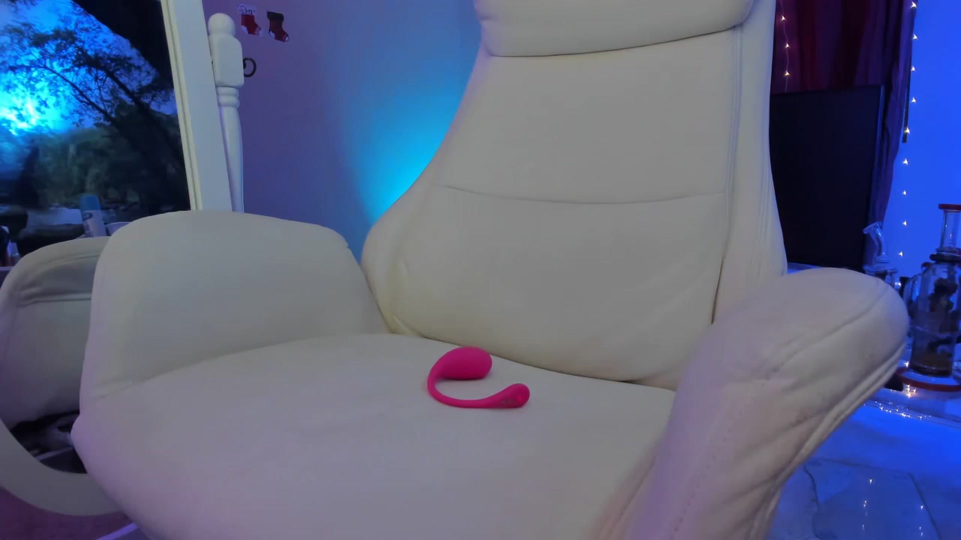 Gallery image thumbnail from CaliPassion's myfreecams stream on, 12/21/2022, 02:10 image 13 of 20