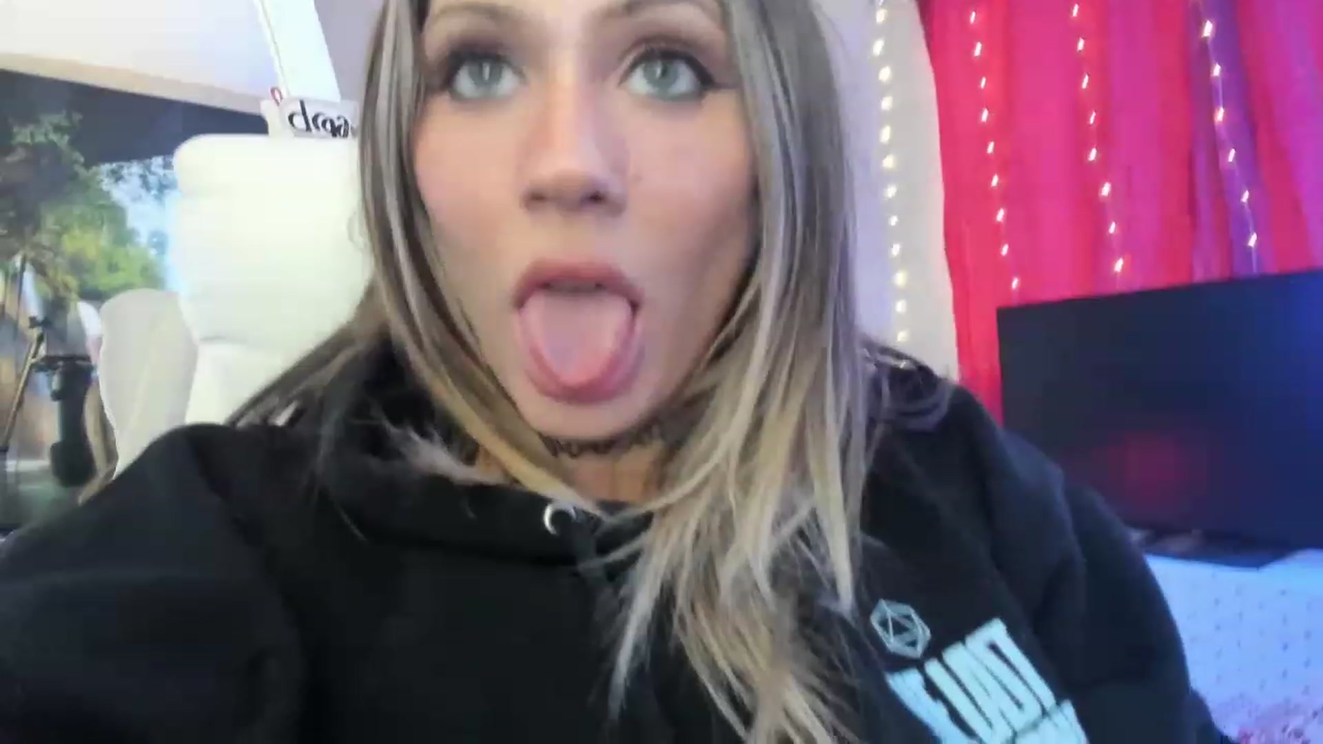 Gallery image thumbnail from CaliPassion's myfreecams stream on, 12/22/2022, 02:07 image 5 of 20