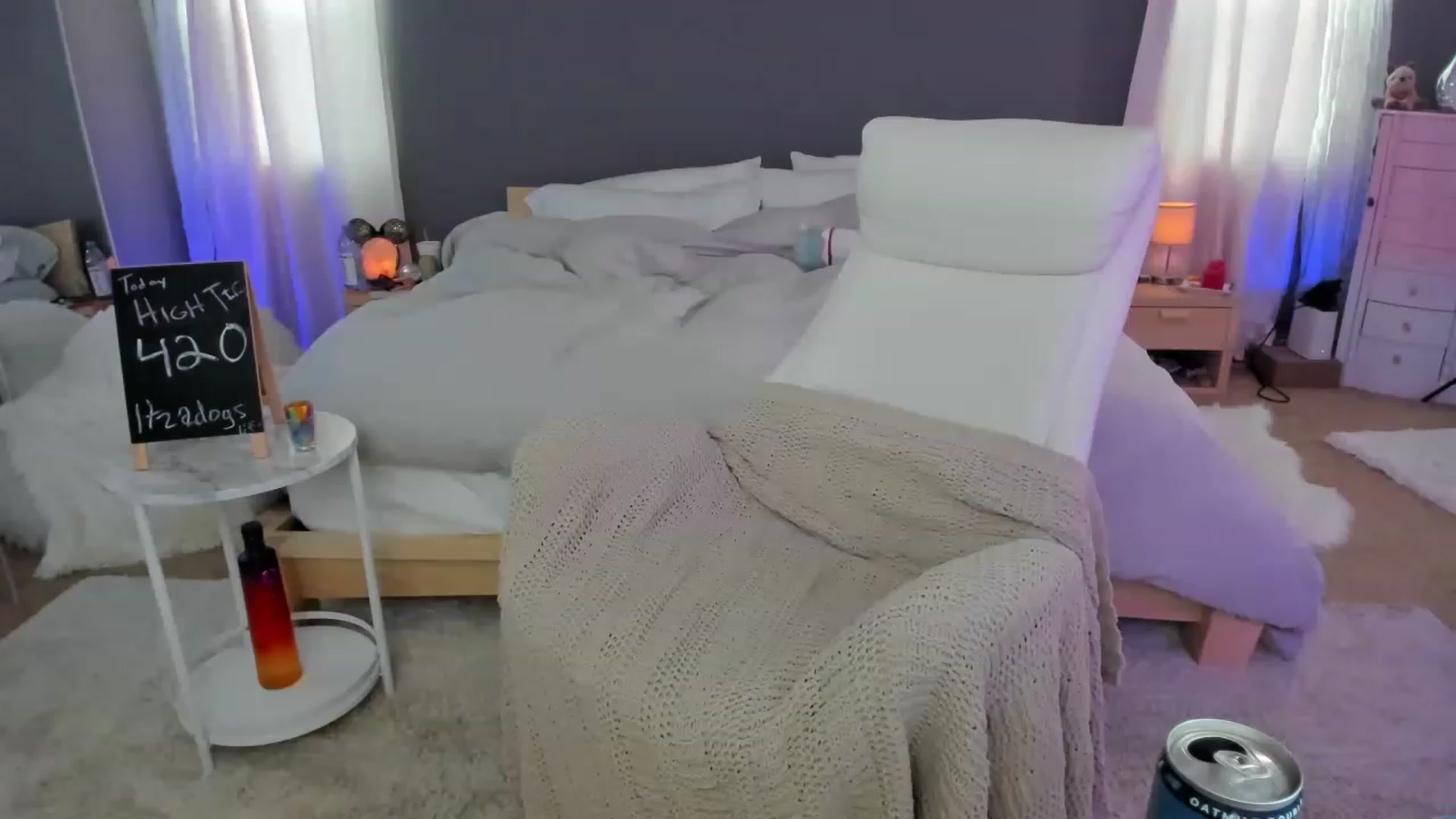 Gallery image thumbnail from CaliPassion's myfreecams stream on, 03/09/2023, 23:44 image 9 of 20
