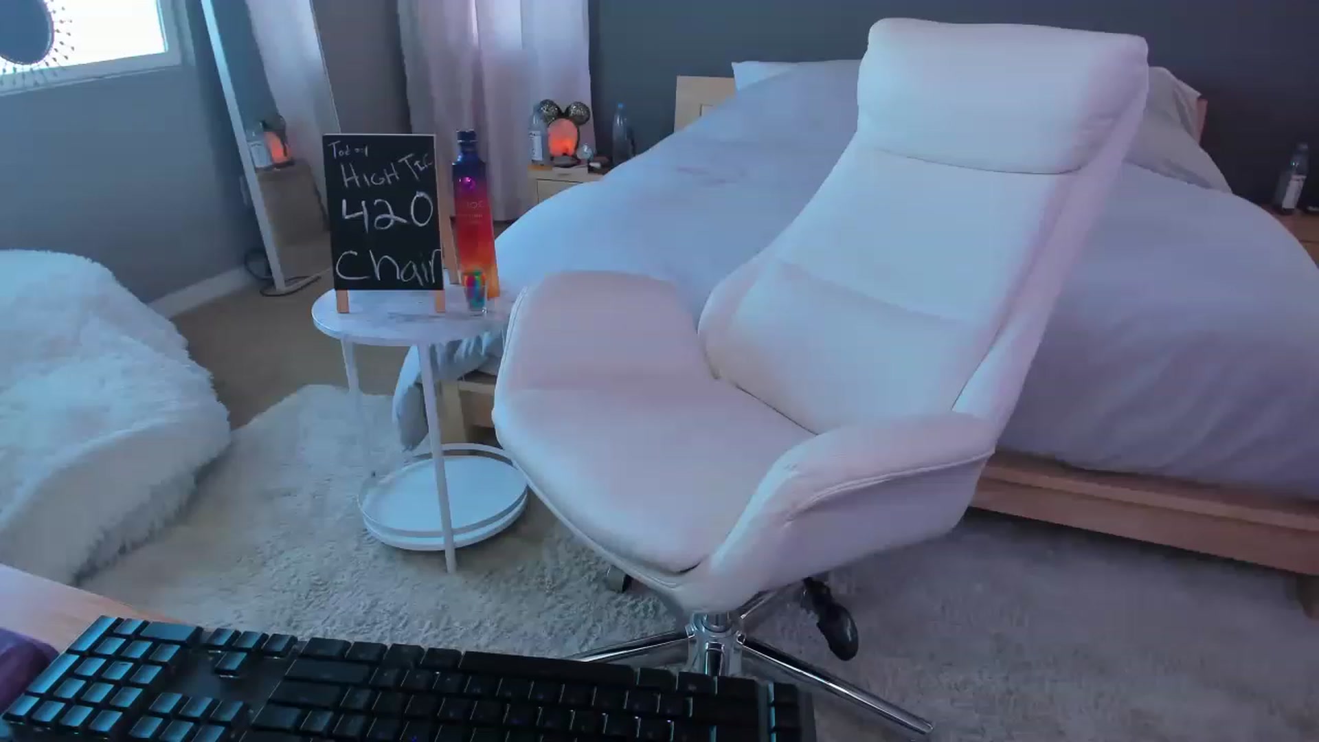 Gallery image thumbnail from CaliPassion's myfreecams stream on, 03/13/2023, 23:55 image 13 of 20