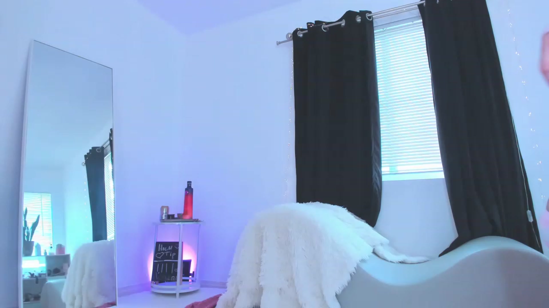 Gallery image thumbnail from CaliPassion's myfreecams stream on, 05/04/2023, 23:41 image 16 of 20