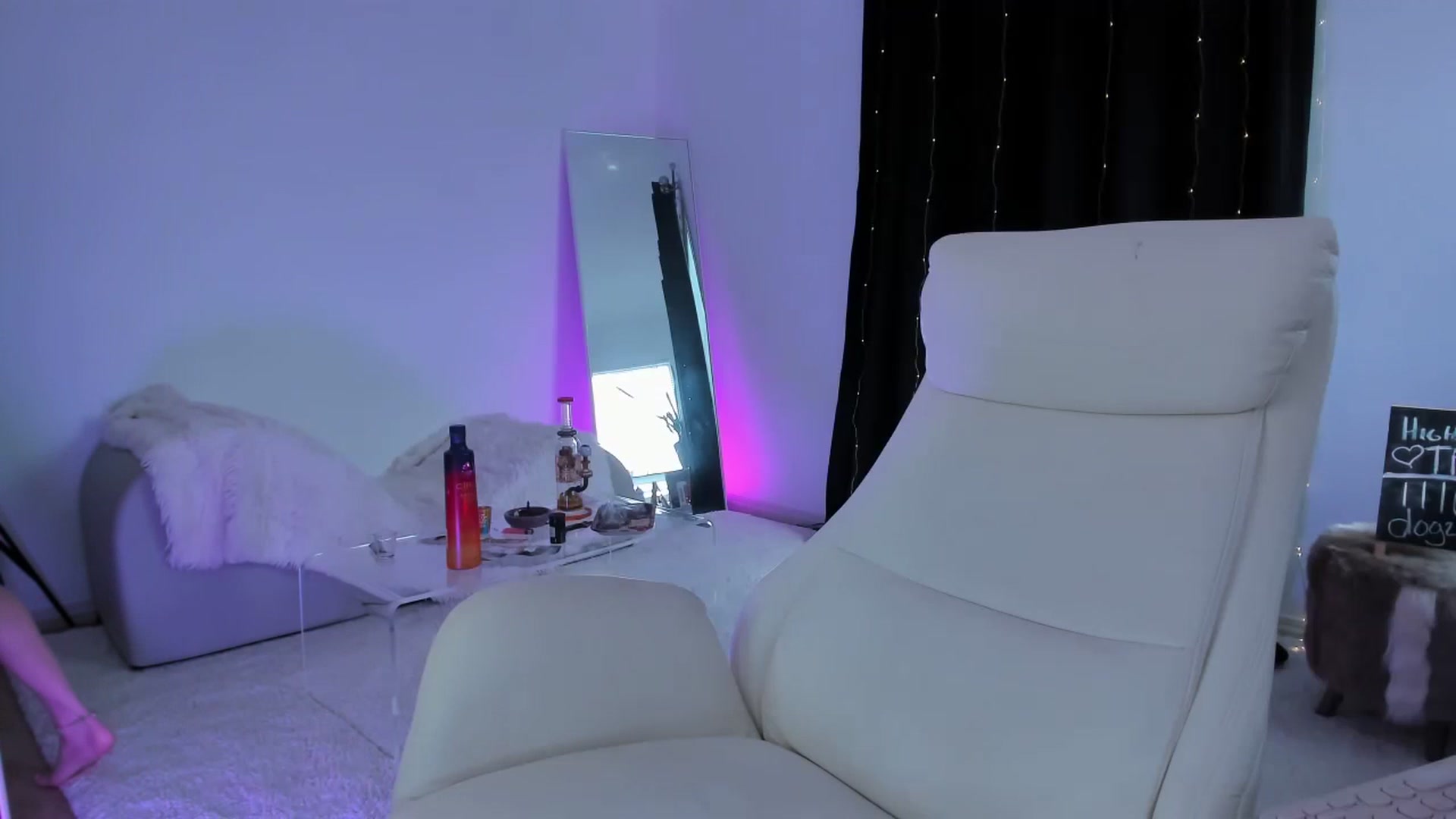 Gallery image thumbnail from CaliPassion's myfreecams stream on, 06/23/2023, 24:05 image 11 of 20