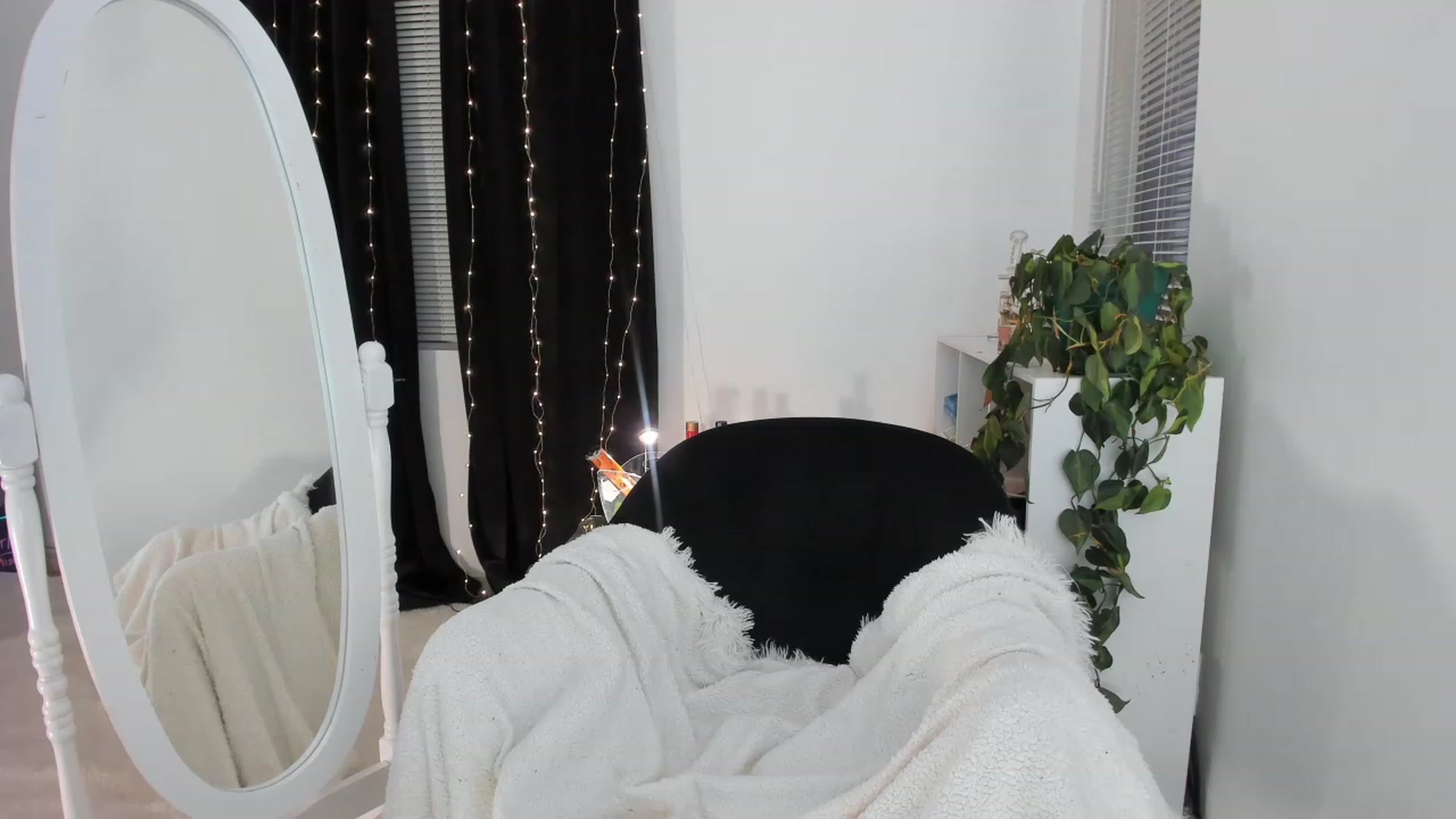 Gallery image thumbnail from CaliPassion's myfreecams stream on, 11/02/2023, 02:42 image 9 of 20