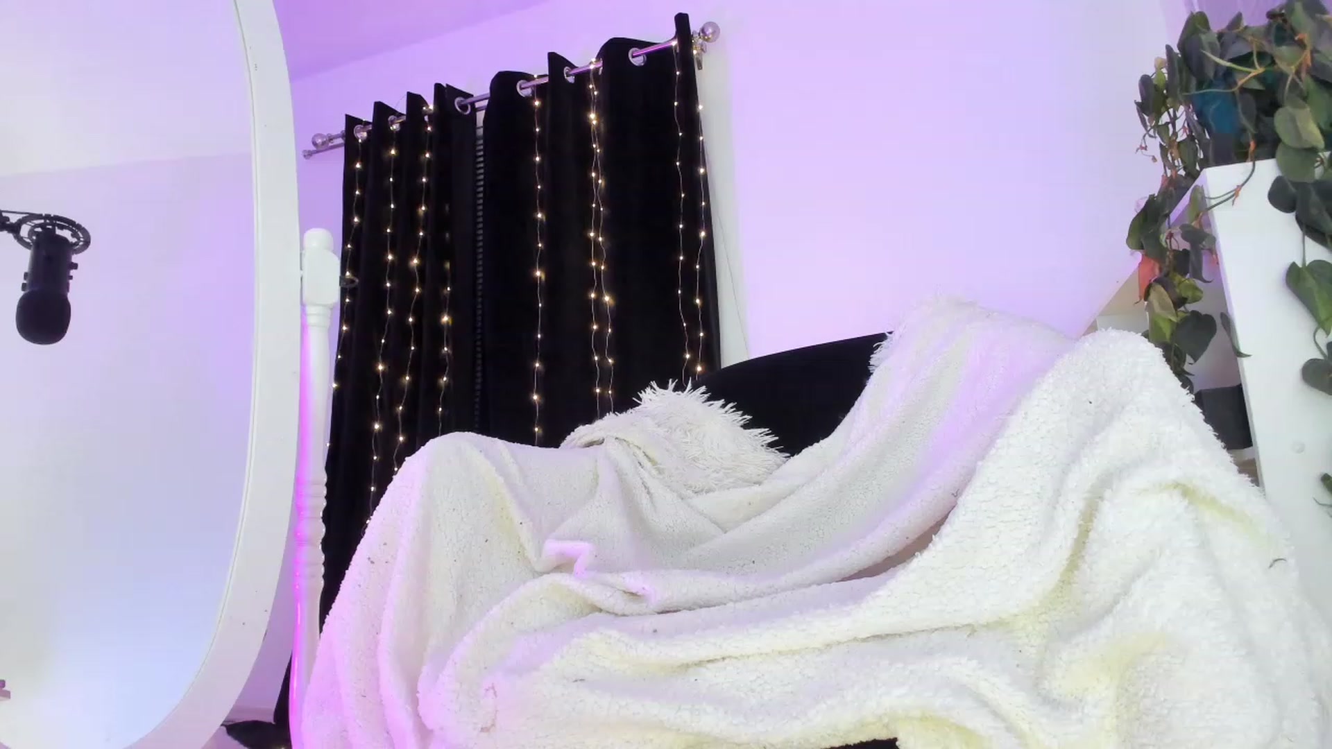 Gallery image thumbnail from CaliPassion's myfreecams stream on, 11/02/2023, 03:34 image 10 of 20