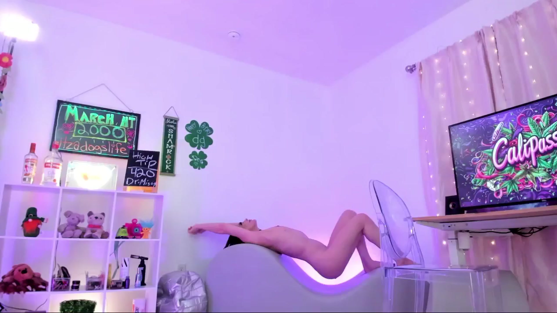 Gallery image thumbnail from CaliPassion's myfreecams stream on, 03/06/2024, 04:28 image 13 of 20