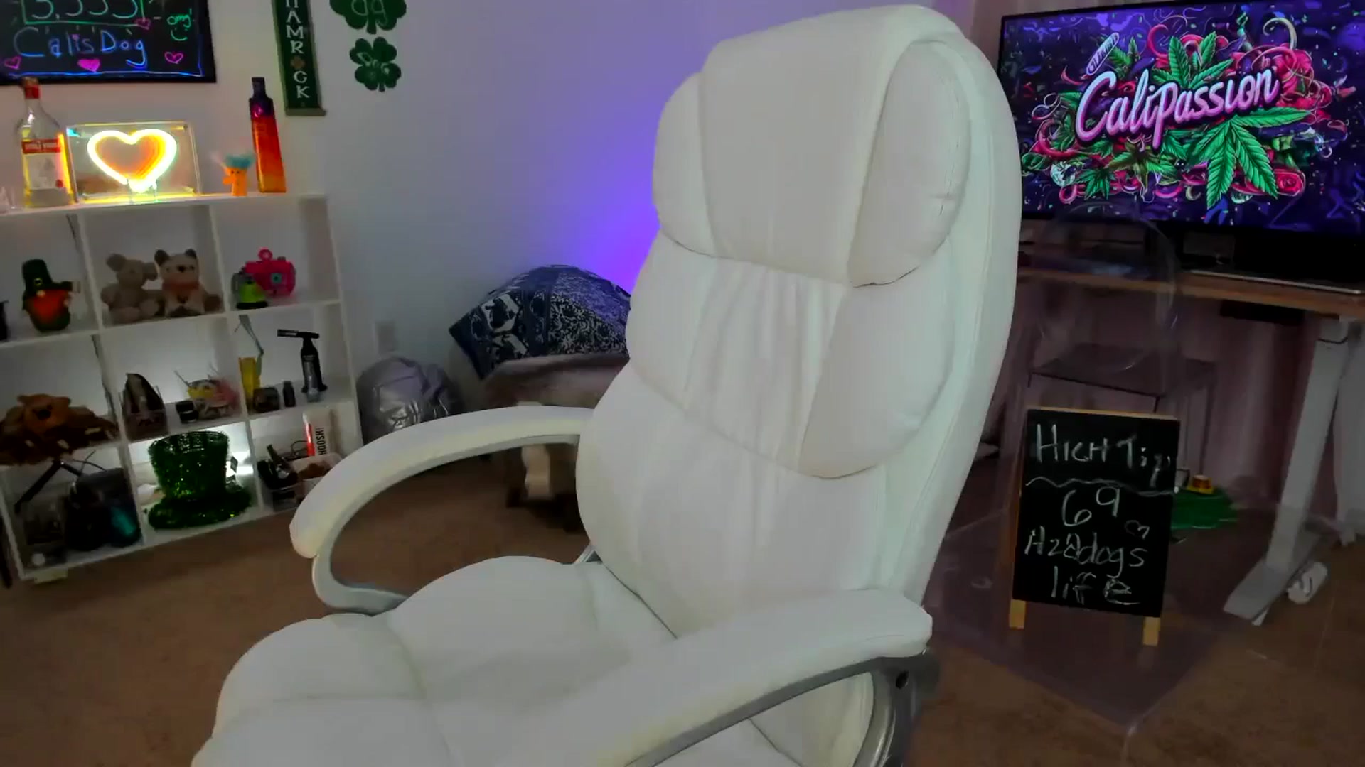Gallery image thumbnail from CaliPassion's myfreecams stream on, 03/28/2024, 02:53 image 20 of 20