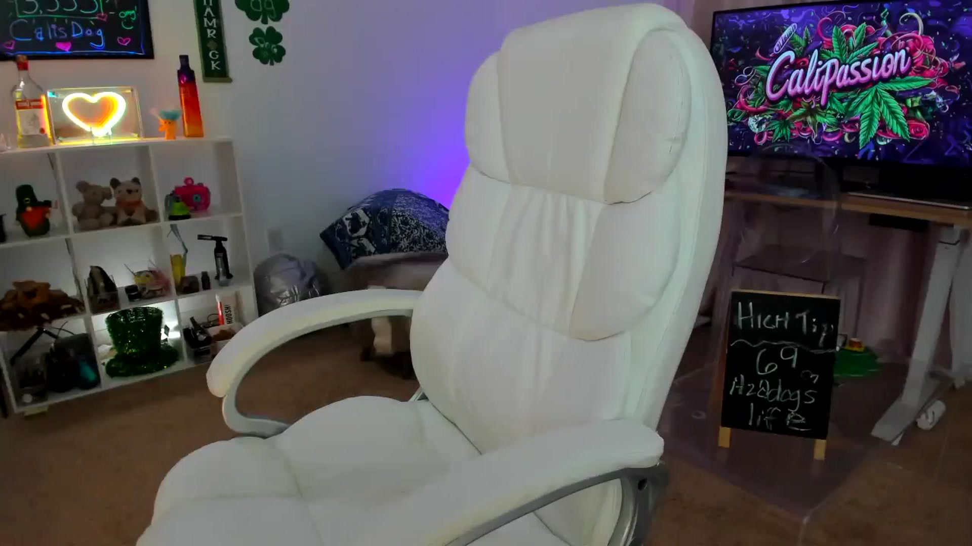 Gallery image thumbnail from CaliPassion's myfreecams stream on, 03/28/2024, 02:53 image 18 of 20