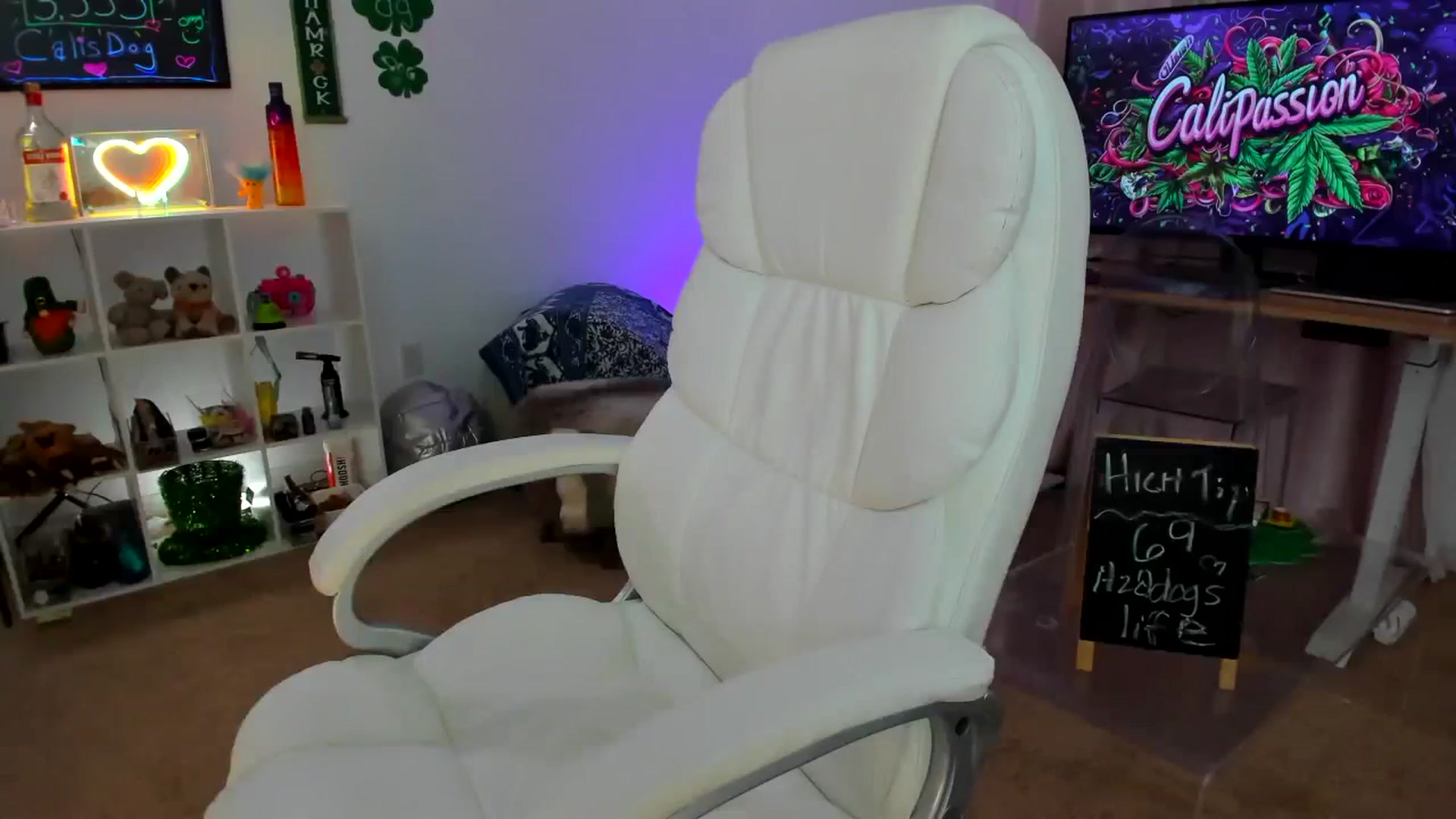 Gallery image thumbnail from CaliPassion's myfreecams stream on, 03/28/2024, 02:53 image 19 of 20