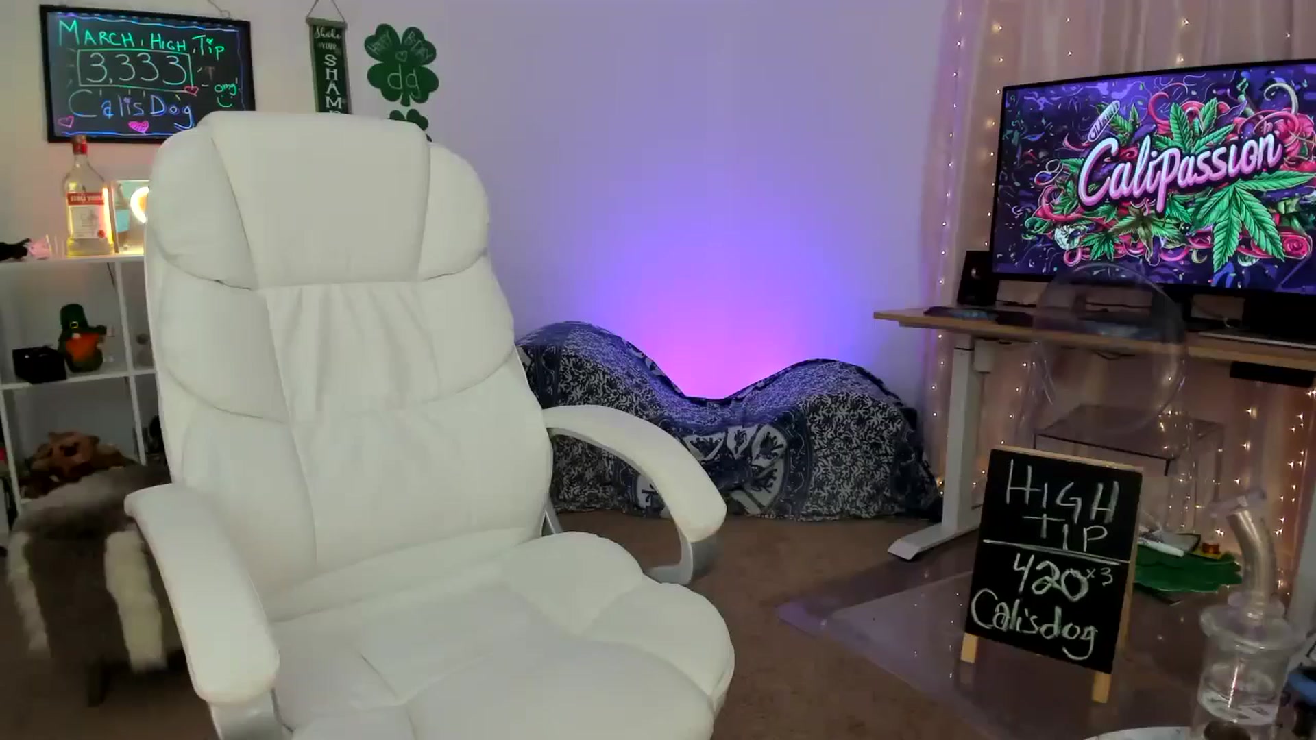 Gallery image thumbnail from CaliPassion's myfreecams stream on, 03/29/2024, 04:13 image 7 of 20