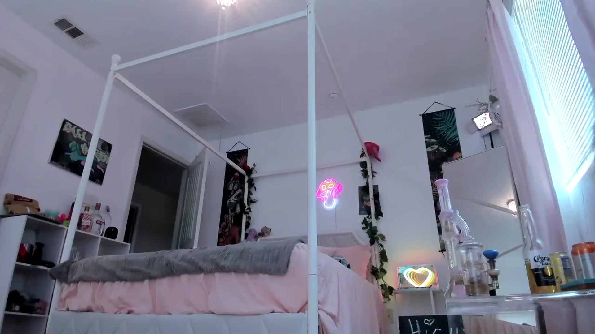 Gallery image thumbnail from CaliPassion's myfreecams stream on, 06/21/2024, 21:48 image 13 of 20