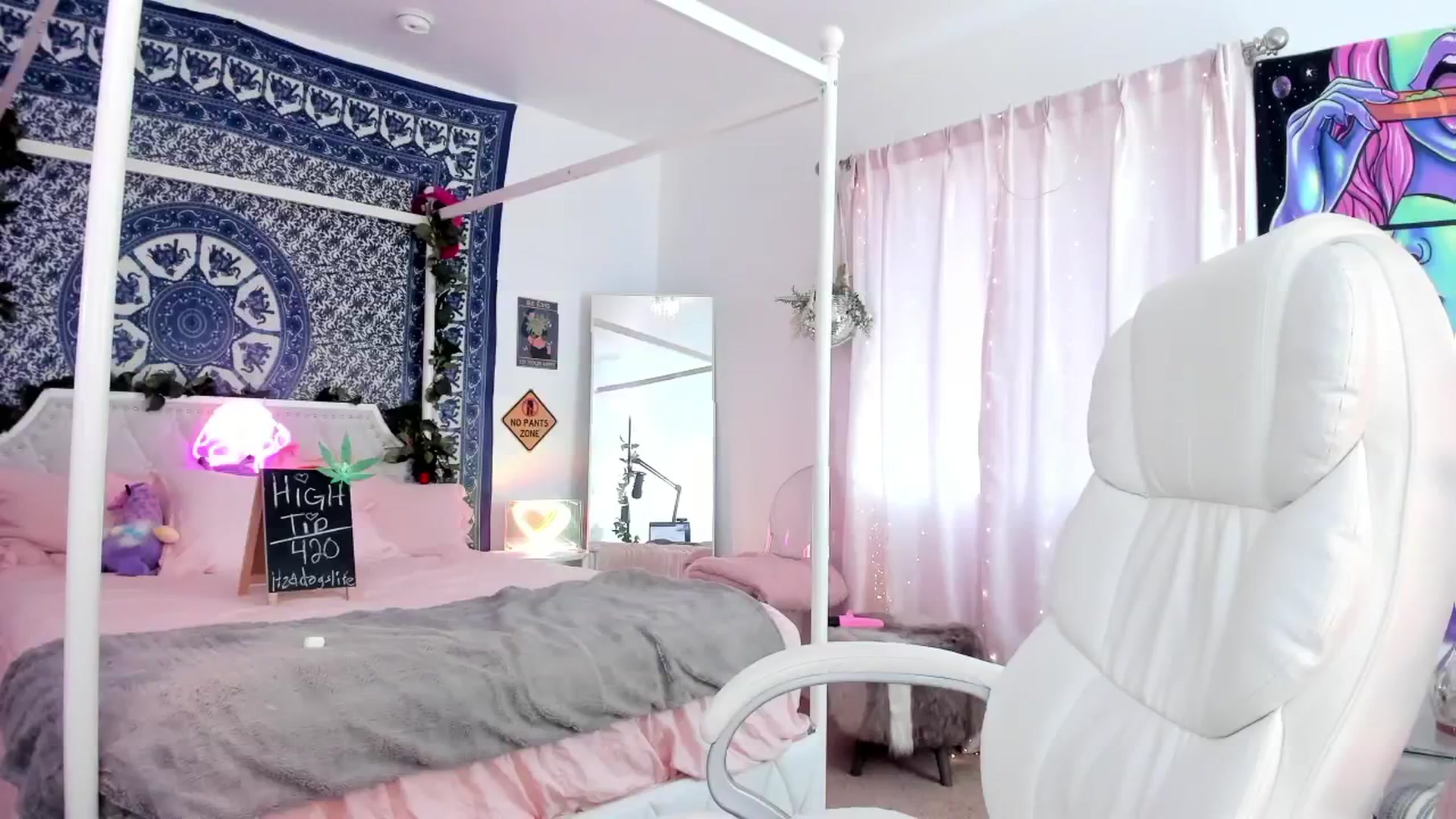 Gallery image thumbnail from CaliPassion's myfreecams stream on, 06/25/2024, 22:10 image 17 of 20