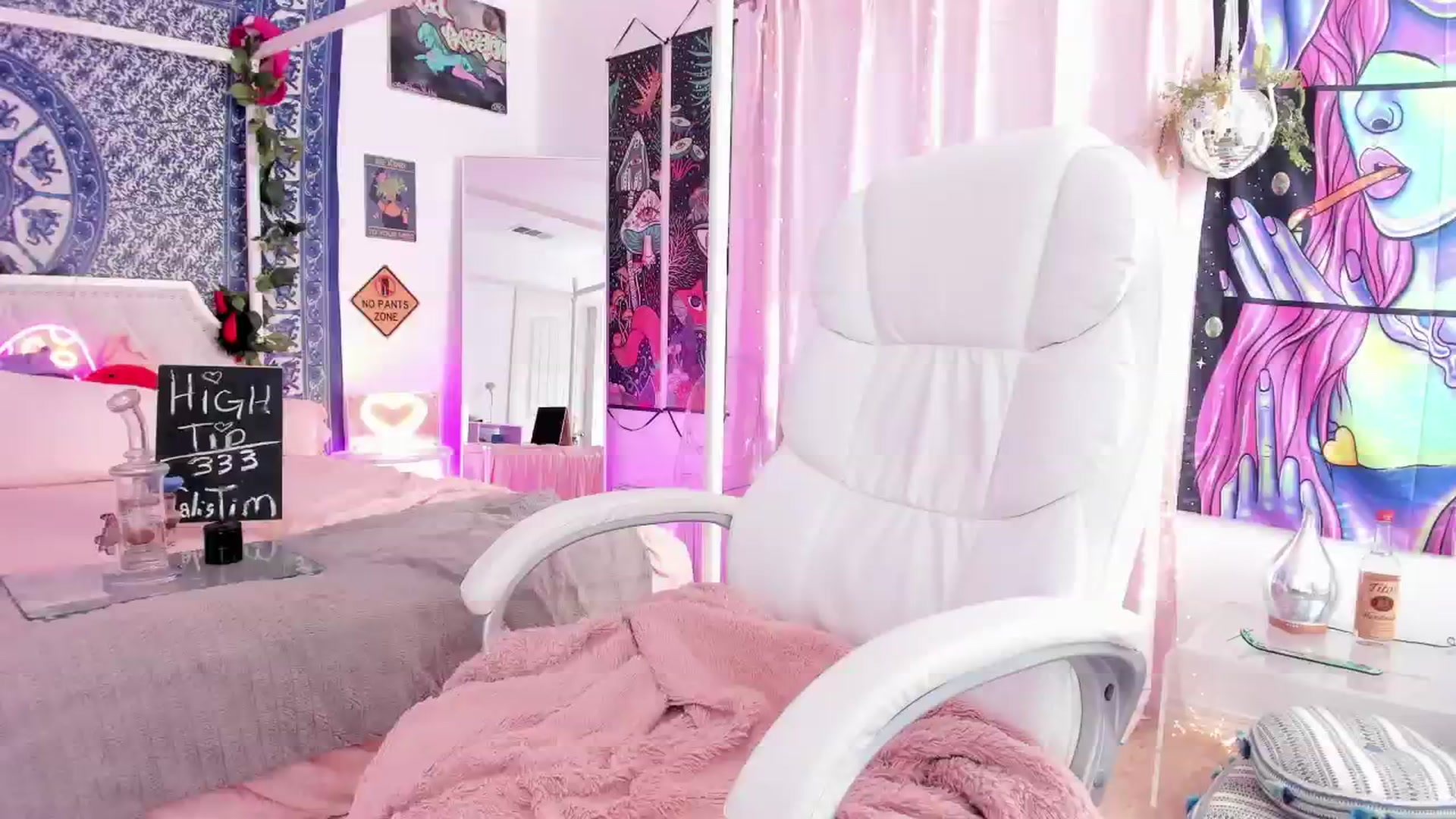 Gallery image thumbnail from CaliPassion's myfreecams stream on, 06/27/2024, 02:11 image 13 of 20