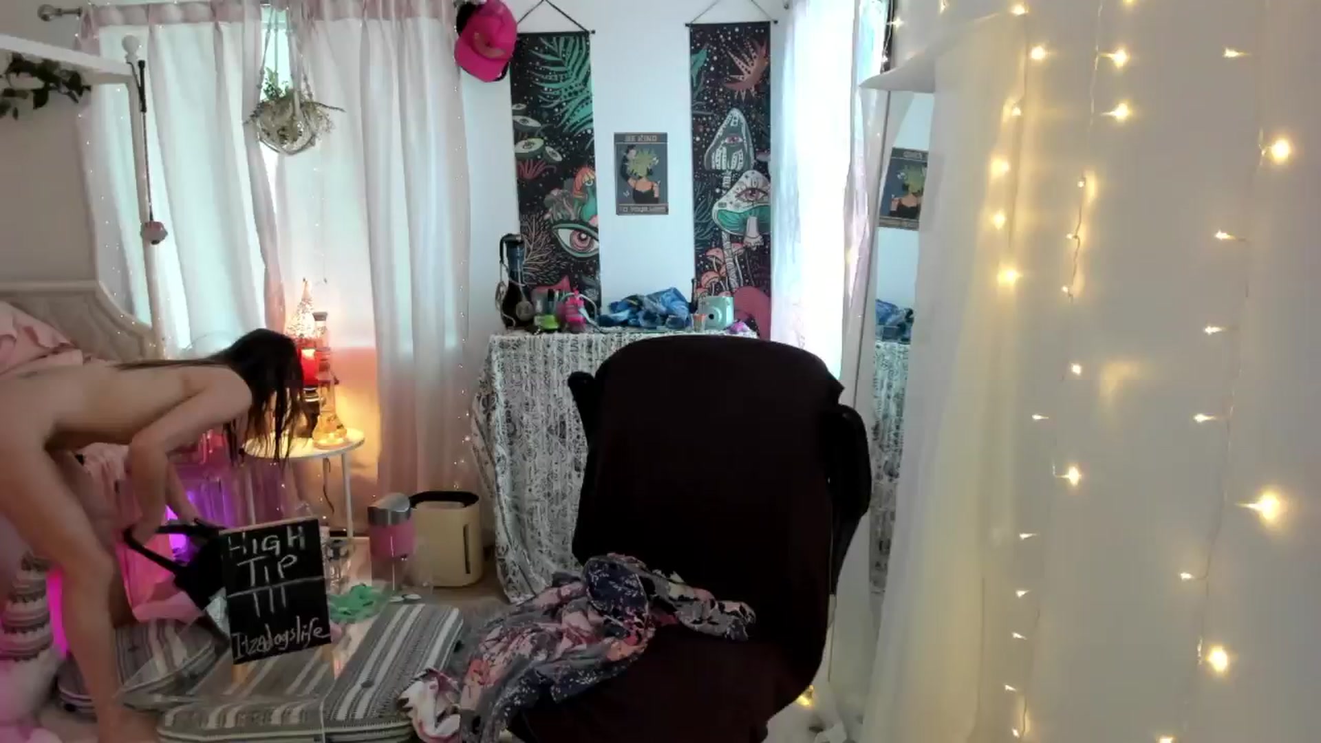 Gallery image thumbnail from CaliPassion's myfreecams stream on, 07/18/2024, 02:17 image 6 of 20
