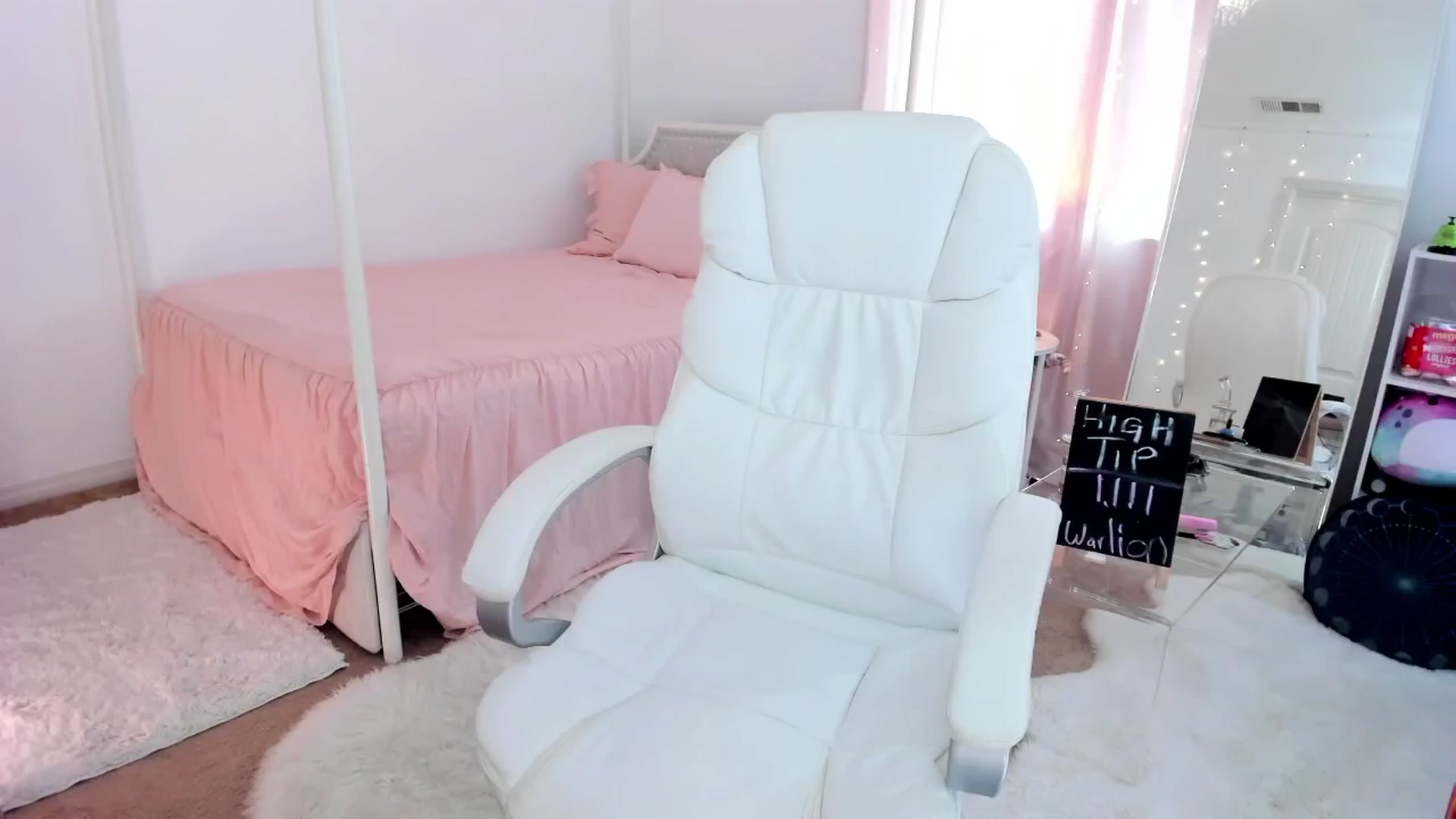 Gallery image thumbnail from CaliPassion's myfreecams stream on, 08/06/2024, 21:29 image 1 of 20