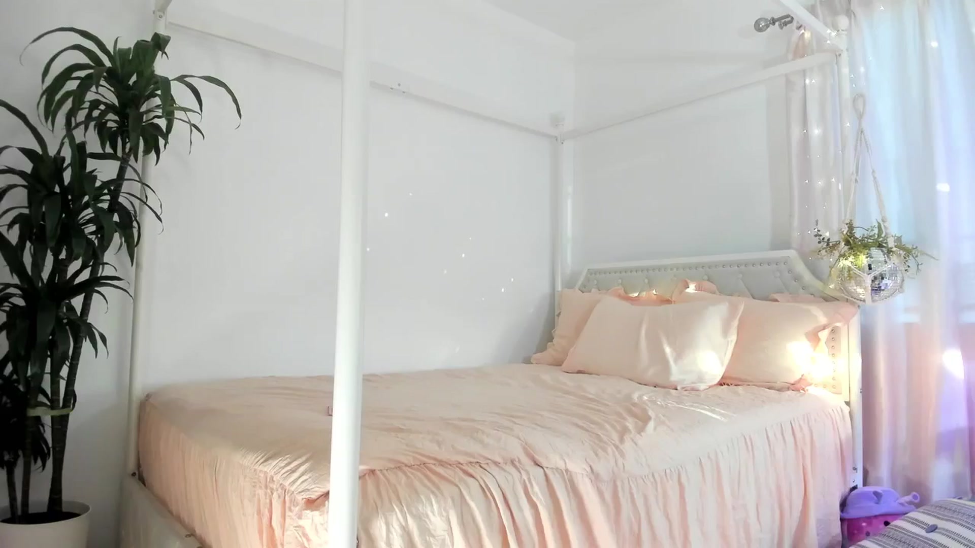 Gallery image thumbnail from CaliPassion's myfreecams stream on, 08/21/2024, 02:14 image 19 of 20