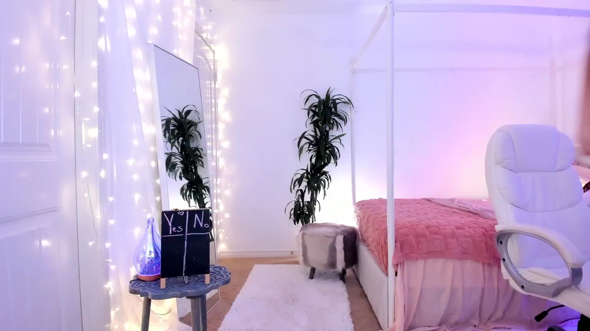 Gallery image thumbnail from CaliPassion's myfreecams stream on, 09/25/2024, 02:28 image 14 of 20
