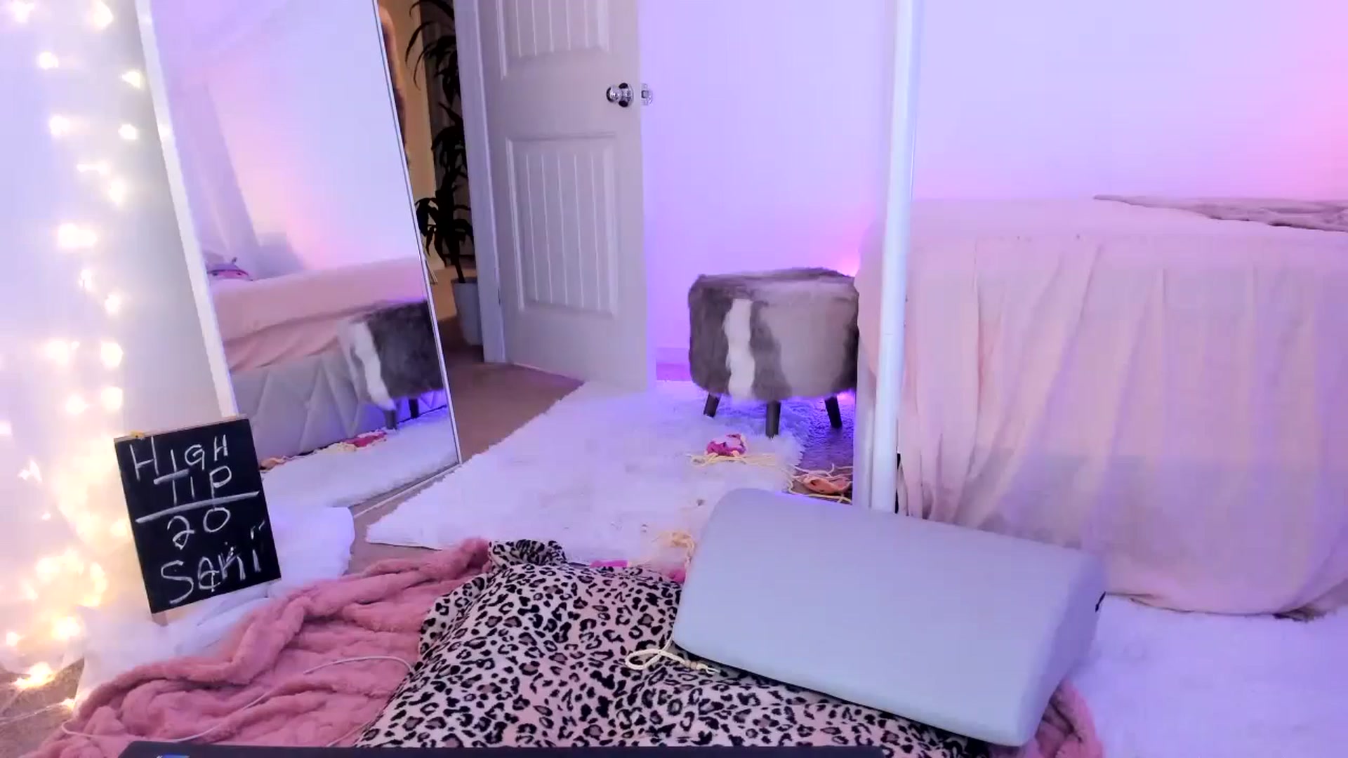 Gallery image thumbnail from CaliPassion's myfreecams stream on, 10/11/2024, 03:24 image 3 of 20