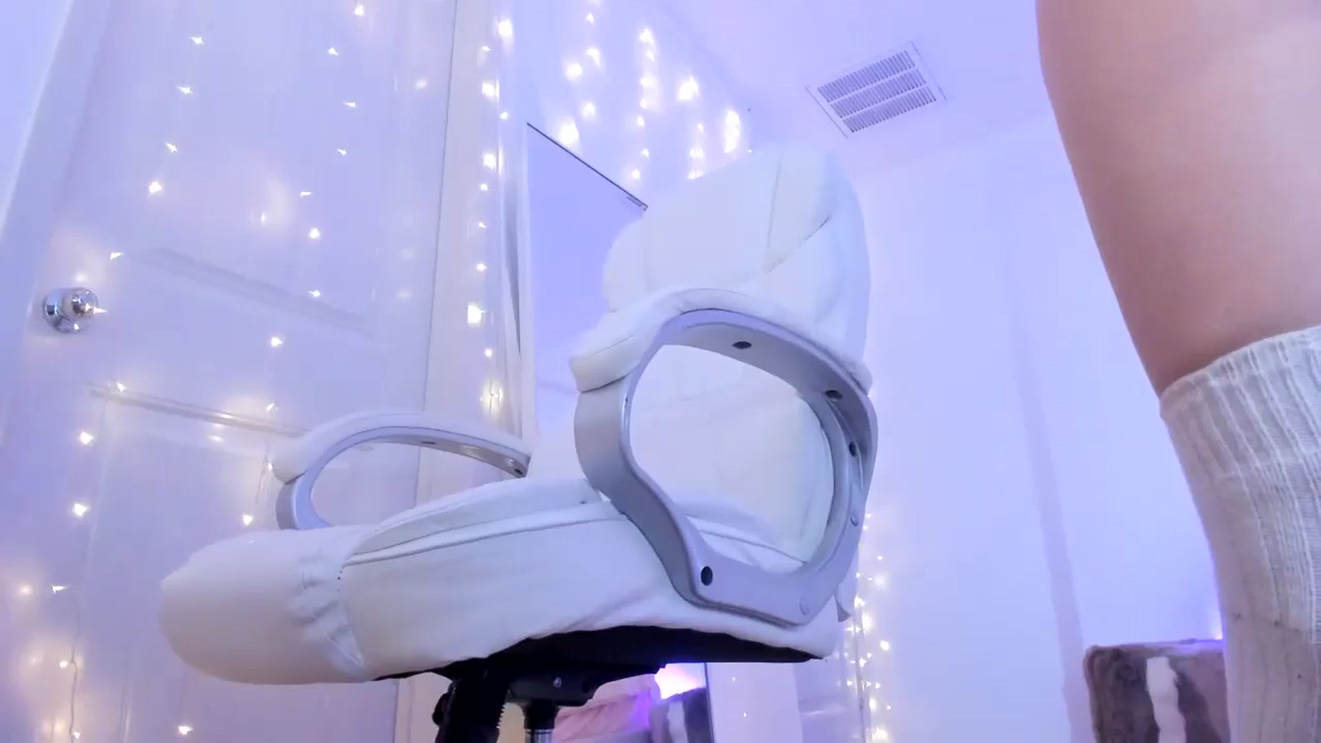 Gallery image thumbnail from CaliPassion's myfreecams stream on, 10/22/2024, 03:10 image 20 of 20