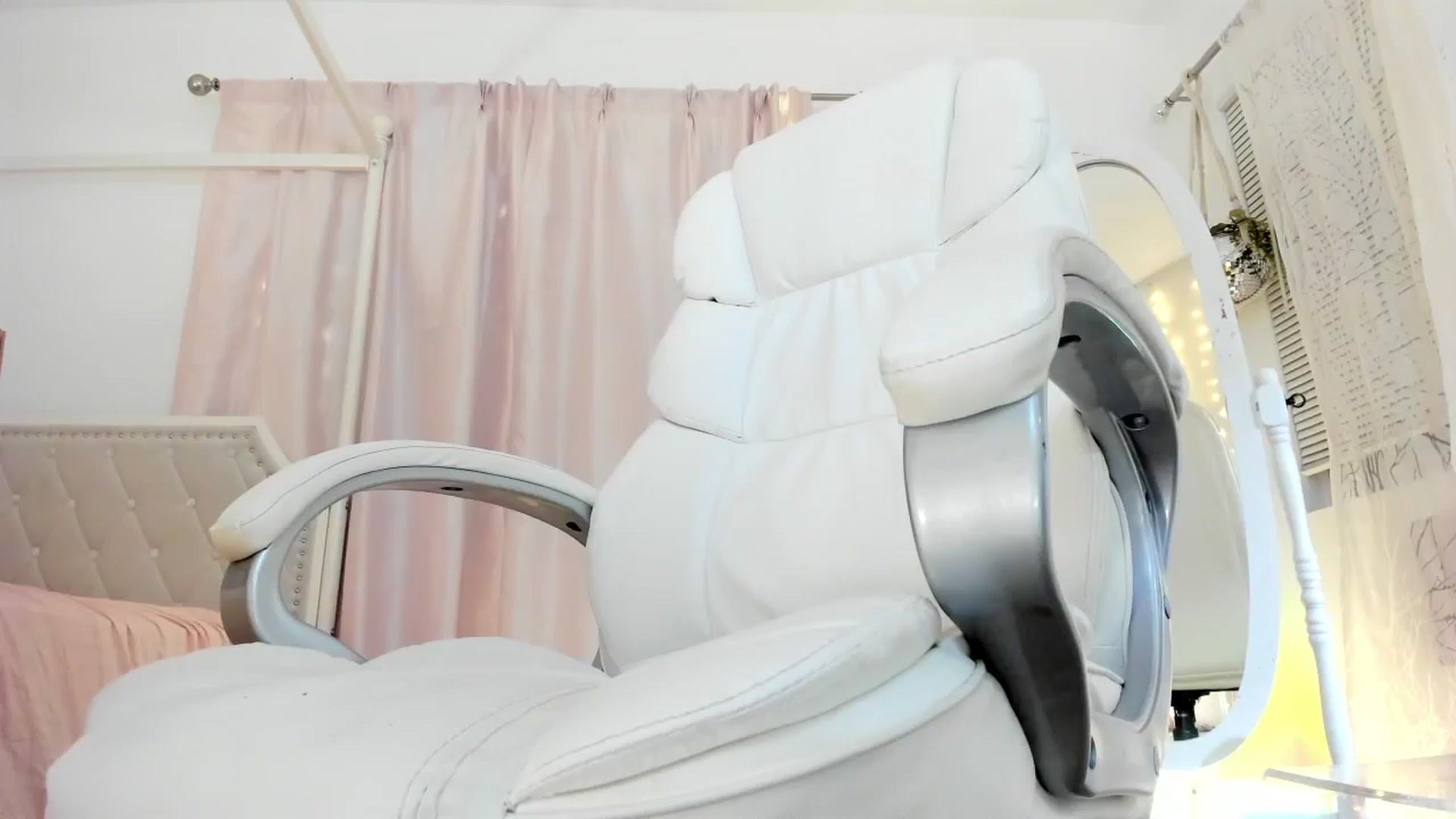 Gallery image thumbnail from CaliPassion's myfreecams stream on, 10/31/2024, 06:49 image 11 of 20