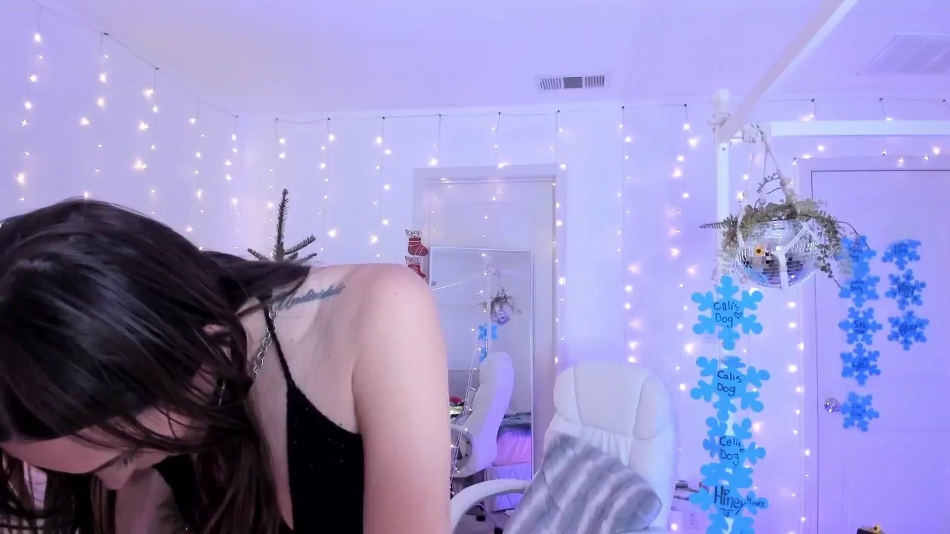 Gallery image thumbnail from CaliPassion's myfreecams stream on, 12/29/2024, 04:01 image 18 of 20