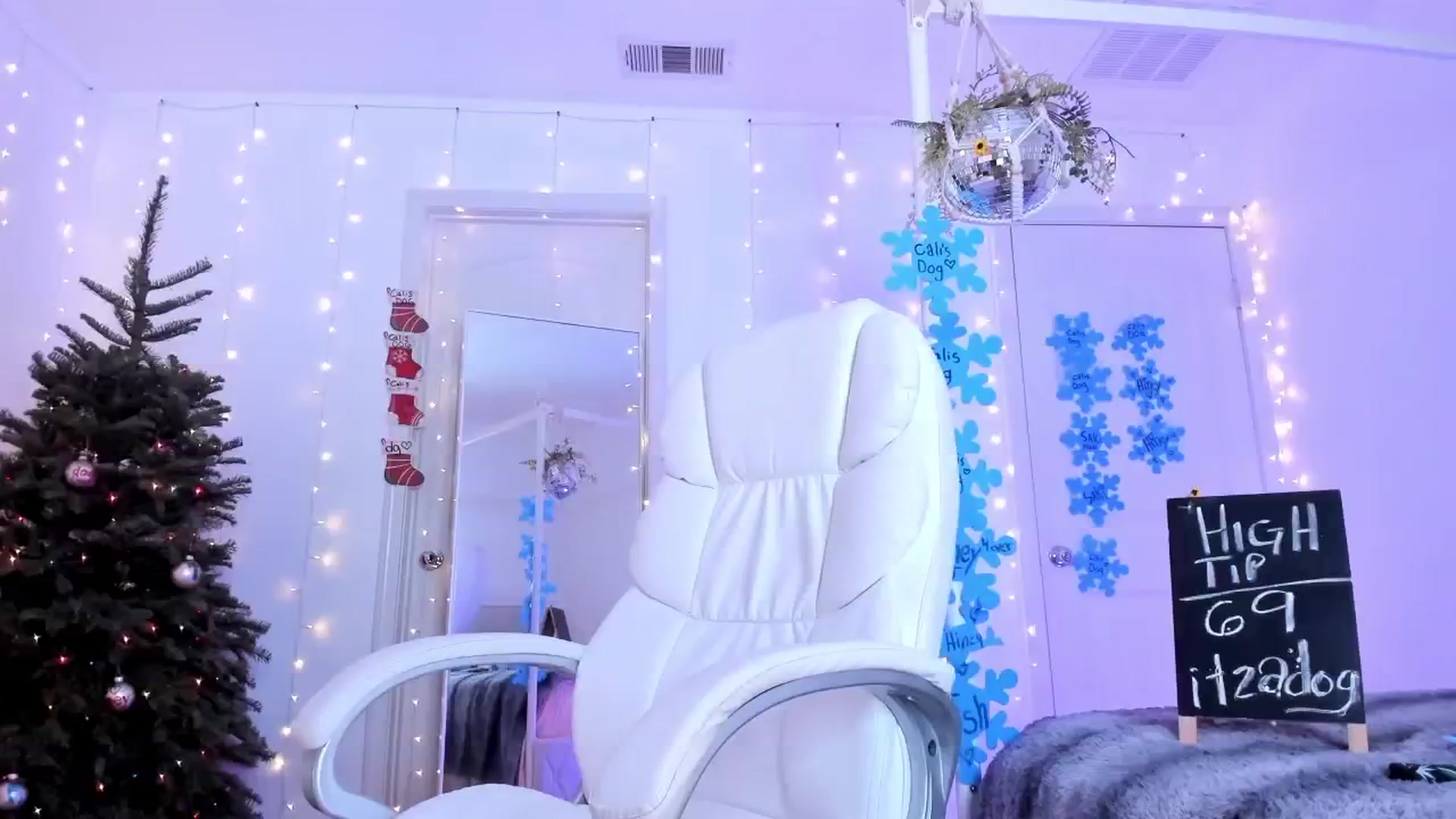 Gallery image thumbnail from CaliPassion's myfreecams stream on, 12/31/2024, 06:55 image 5 of 20