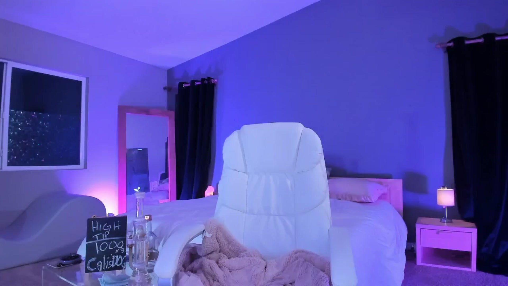 Gallery image thumbnail from CaliPassion's myfreecams stream on, 03/29/2025, 04:36 image 9 of 20