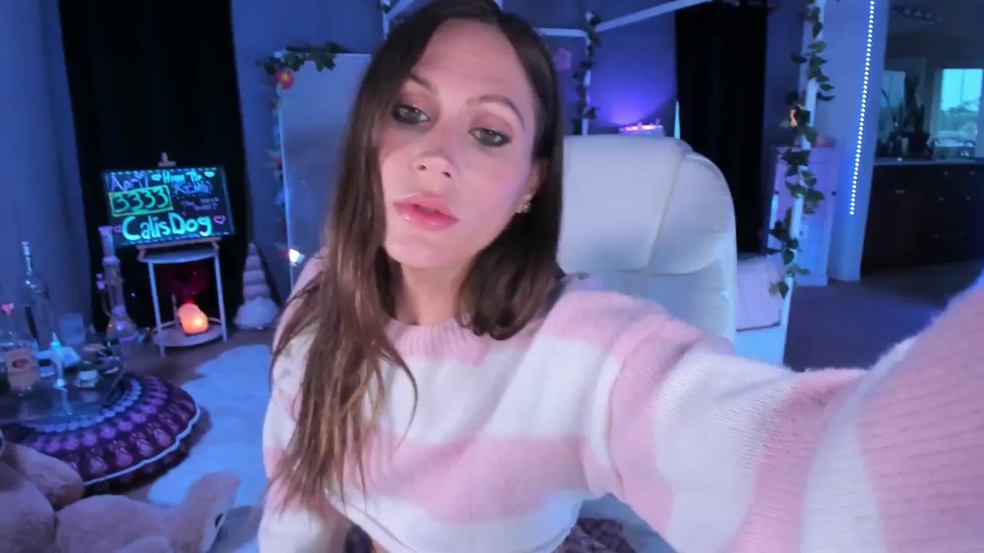 Gallery image thumbnail from CaliPassion's myfreecams stream on, 04/18/2025, 02:31 image 18 of 20