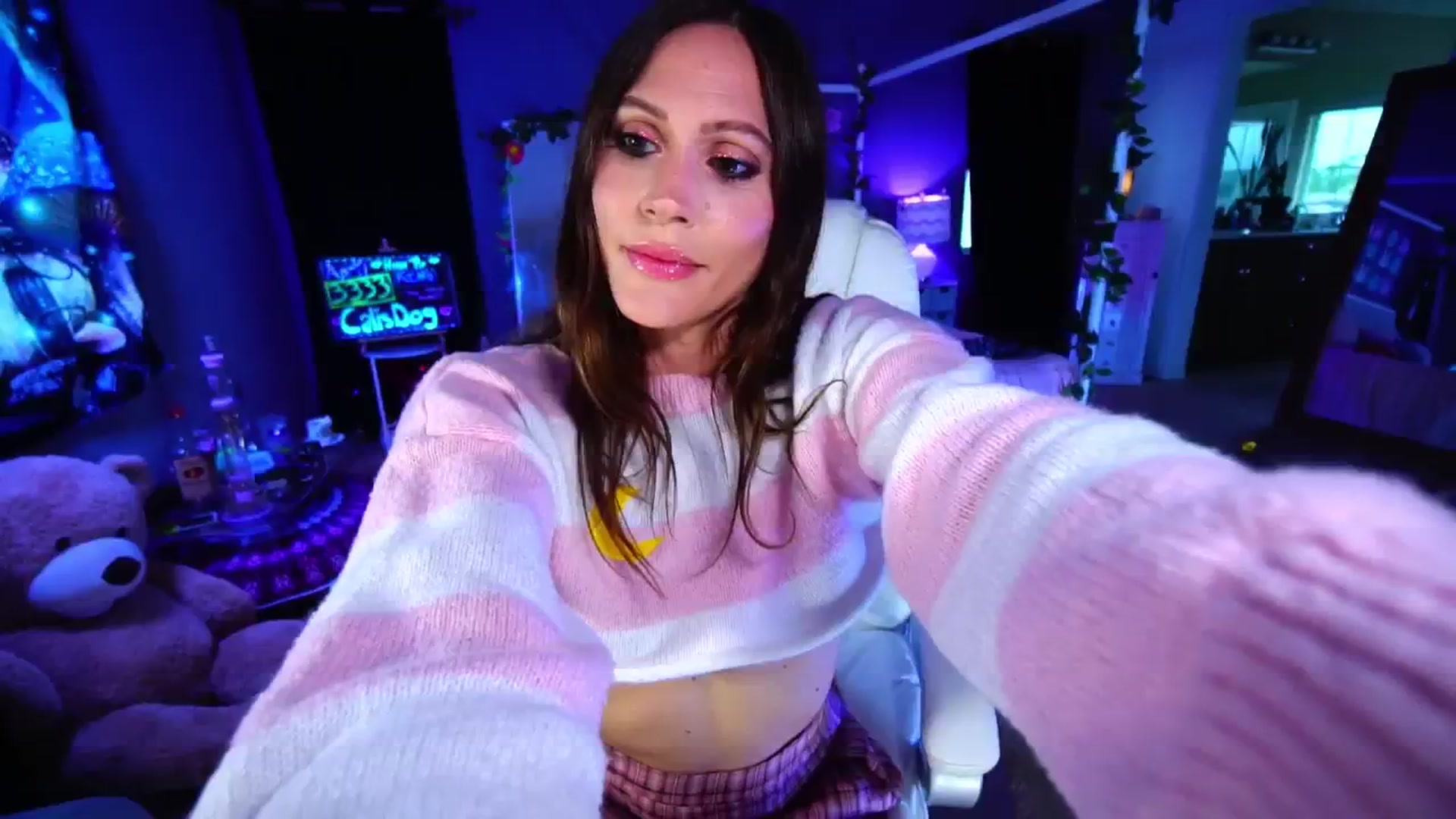 Gallery image thumbnail from CaliPassion's myfreecams stream on, 04/18/2025, 02:31 image 5 of 20